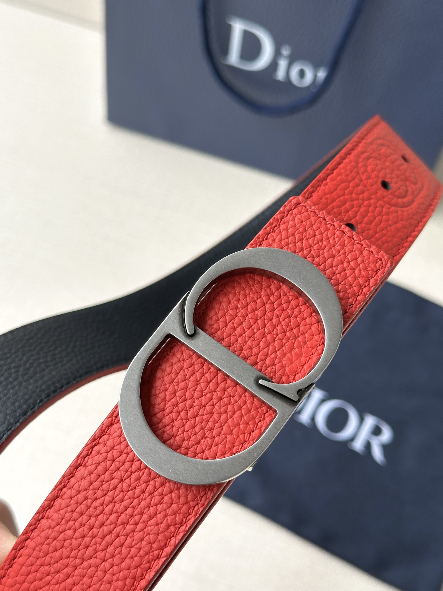  Diro 宽度3.5cm这款腰带扣采用 CD Icon标志造型，以复古金色饰面不锈钢精心打造。可与各式