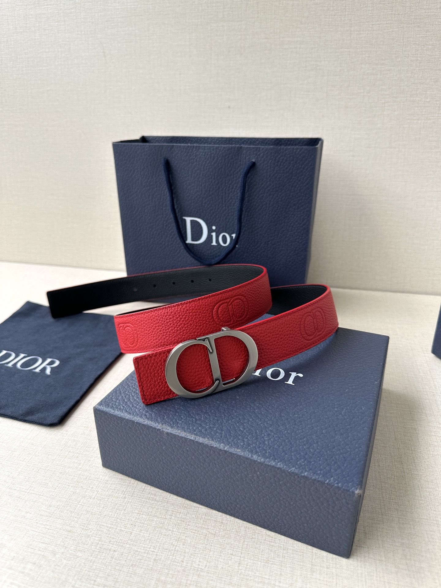  Diro 宽度3.5cm这款腰带扣采用 CD Icon标志造型，以复古金色饰面不锈钢精心打造。可与各式
