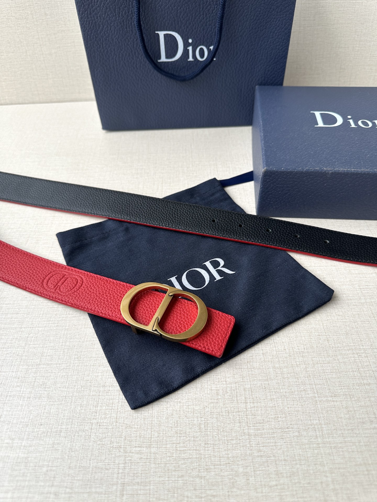  Diro 宽度3.5cm这款腰带扣采用 CD Icon标志造型，以复古金色饰面不锈钢精心打造。可与各式