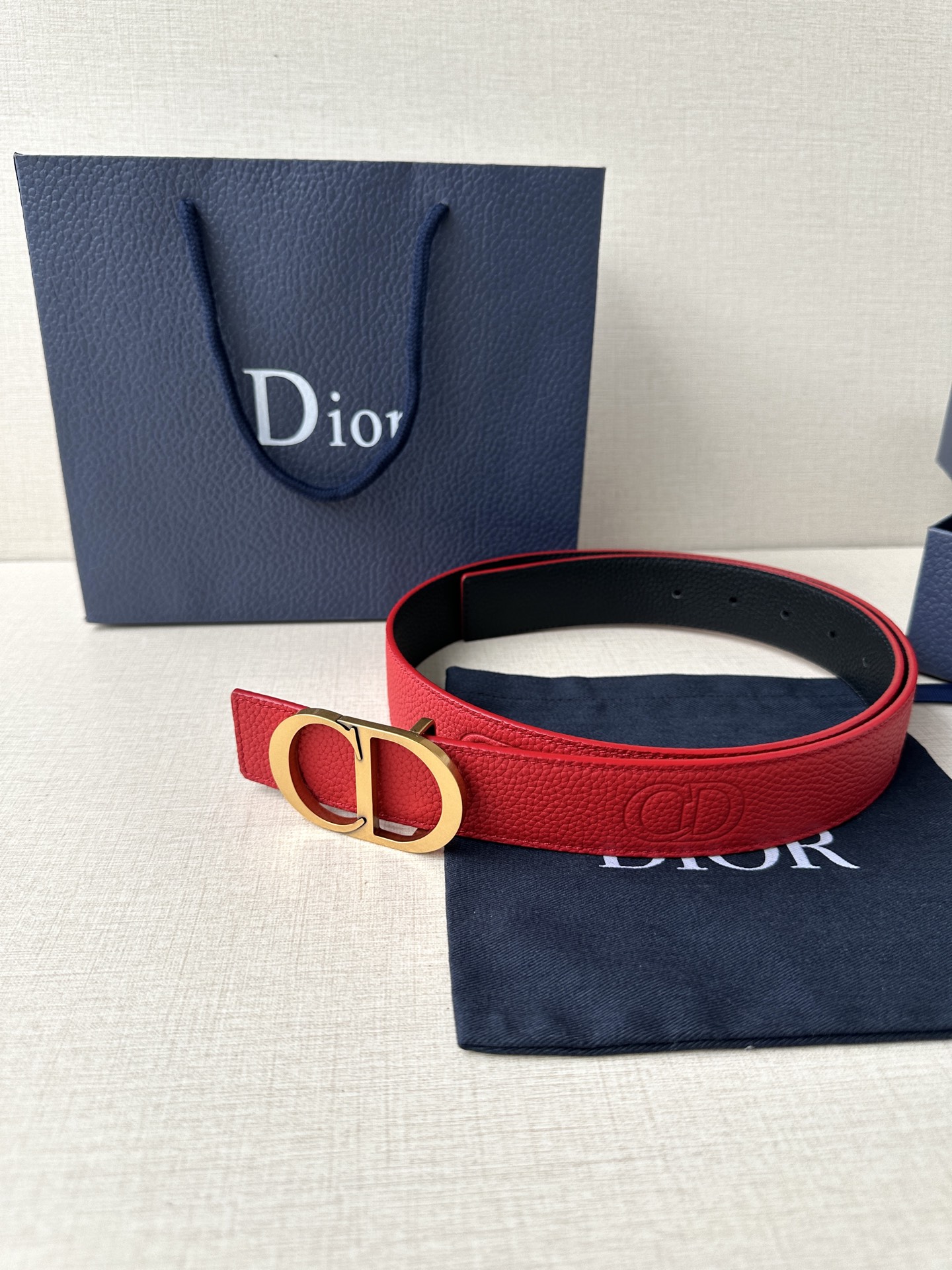  Diro 宽度3.5cm这款腰带扣采用 CD Icon标志造型，以复古金色饰面不锈钢精心打造。可与各式