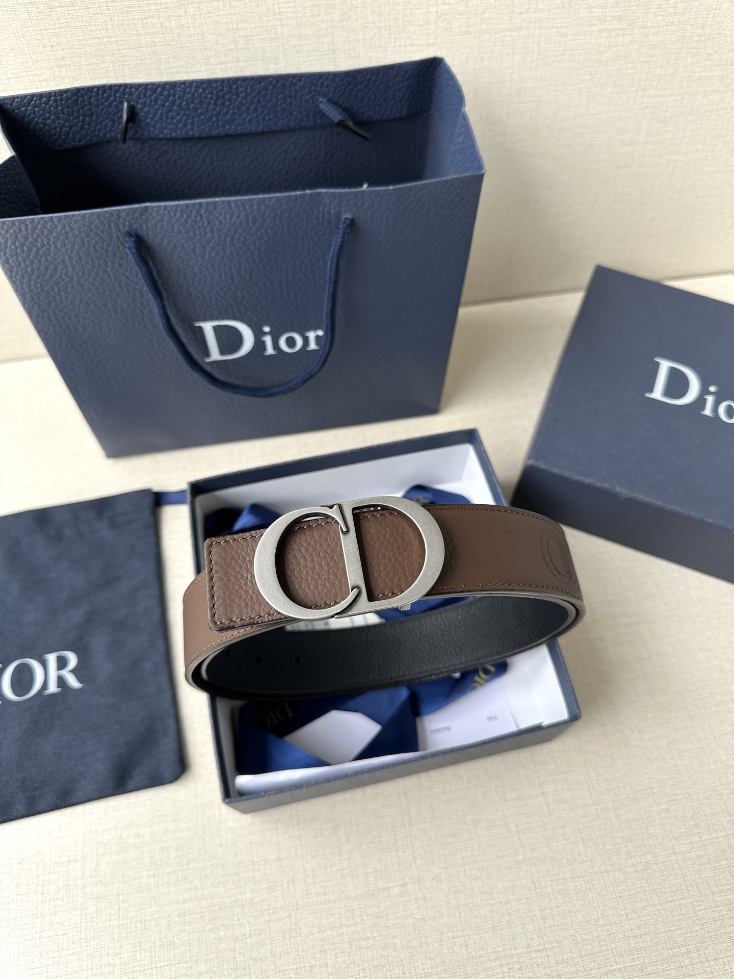  Diro 宽度3.5cm这款腰带扣采用 CD Icon标志造型，以复古金色饰面不锈钢精心打造。可与各式