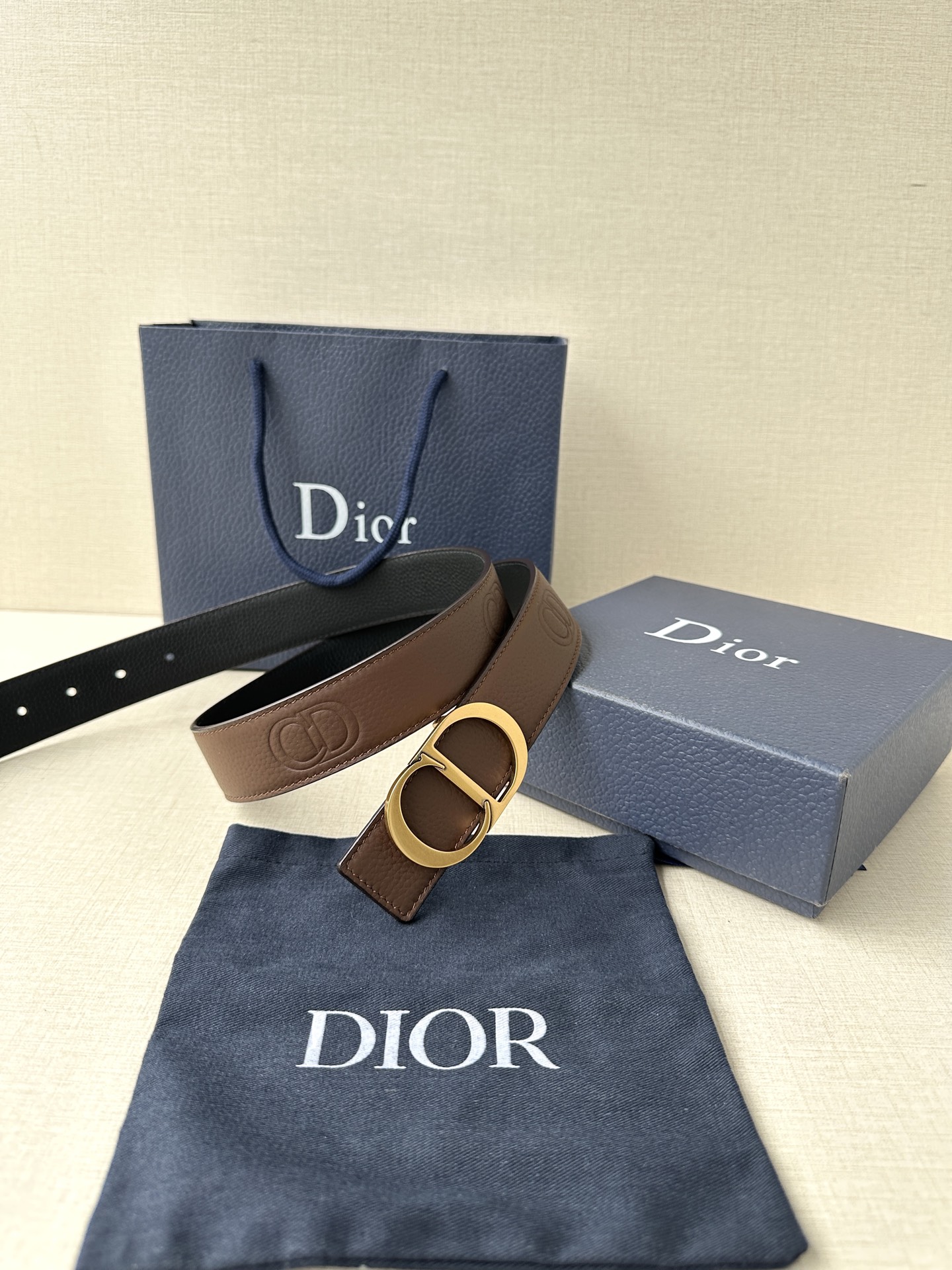  Diro 宽度3.5cm这款腰带扣采用 CD Icon标志造型，以复古金色饰面不锈钢精心打造。可与各式