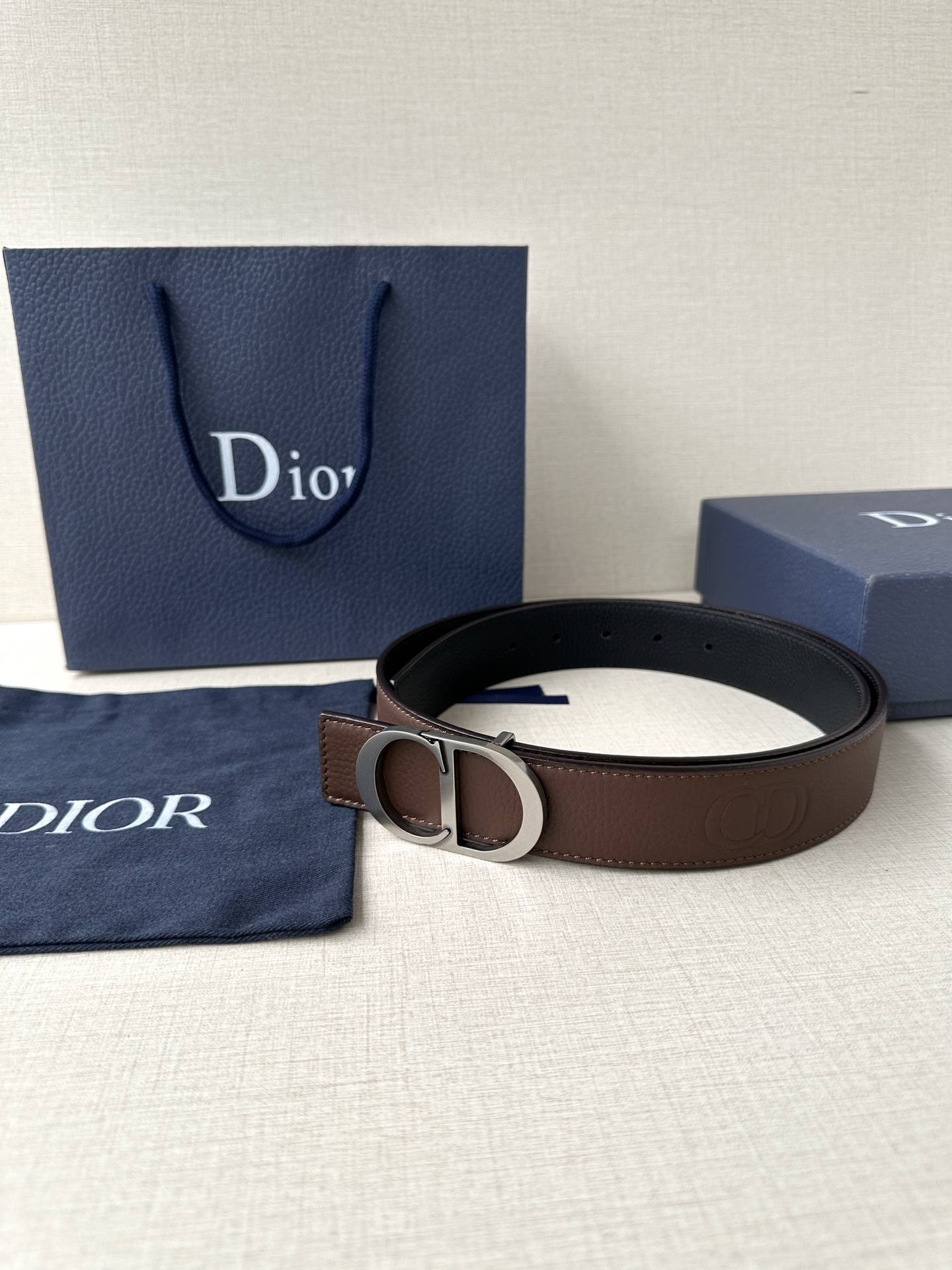  Diro 宽度3.5cm这款腰带扣采用 CD Icon标志造型，以复古金色饰面不锈钢精心打造。可与各式