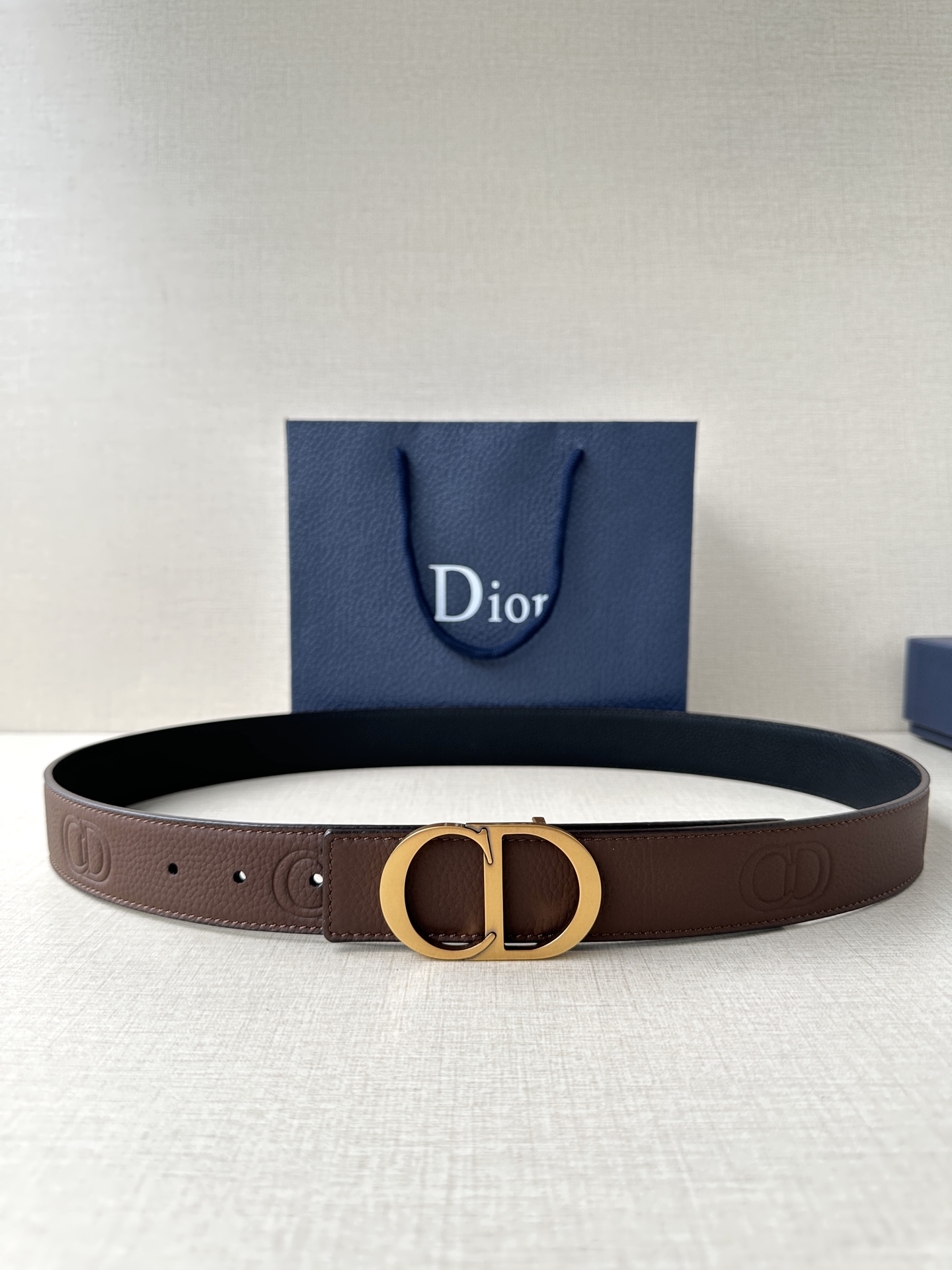  Diro 宽度3.5cm这款腰带扣采用 CD Icon标志造型，以复古金色饰面不锈钢精心打造。可与各式