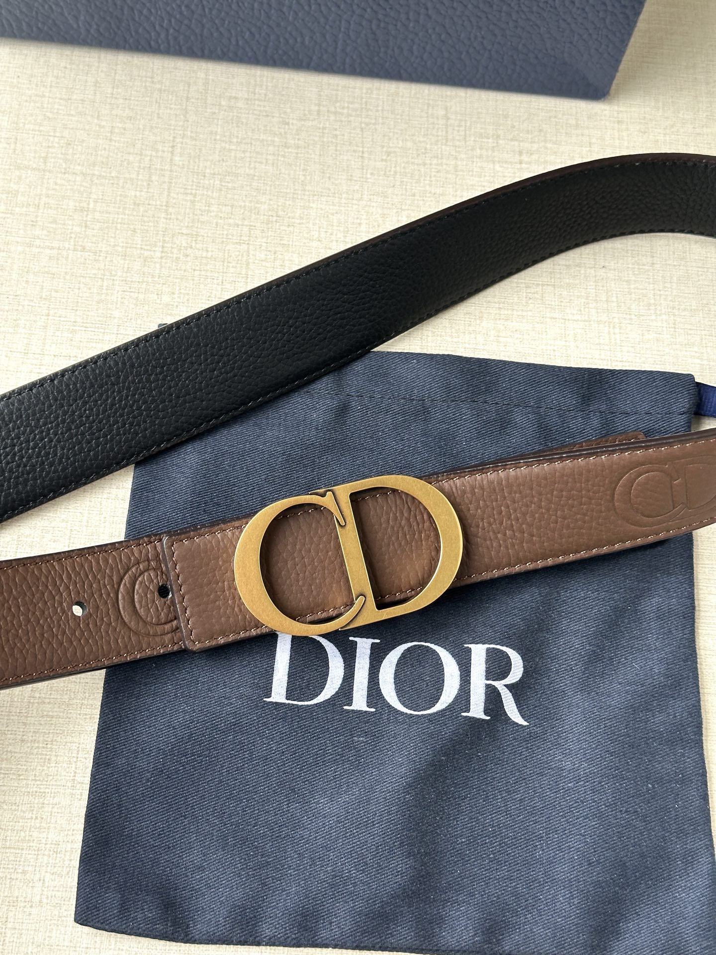  Diro 宽度3.5cm这款腰带扣采用 CD Icon标志造型，以复古金色饰面不锈钢精心打造。可与各式