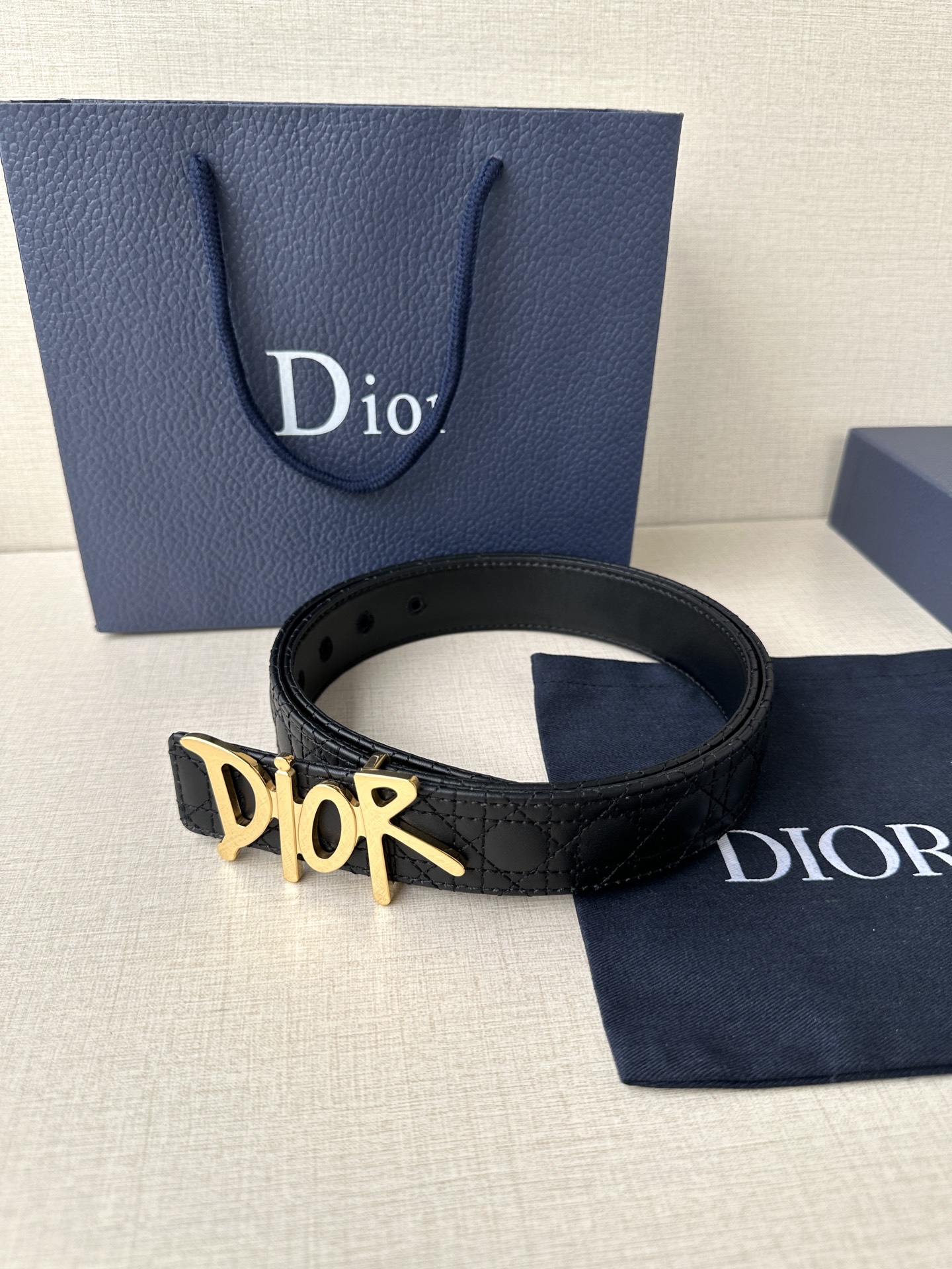 宽度3.5cm Dior 这款不锈钢金属腰带扣是春季系列新品展示