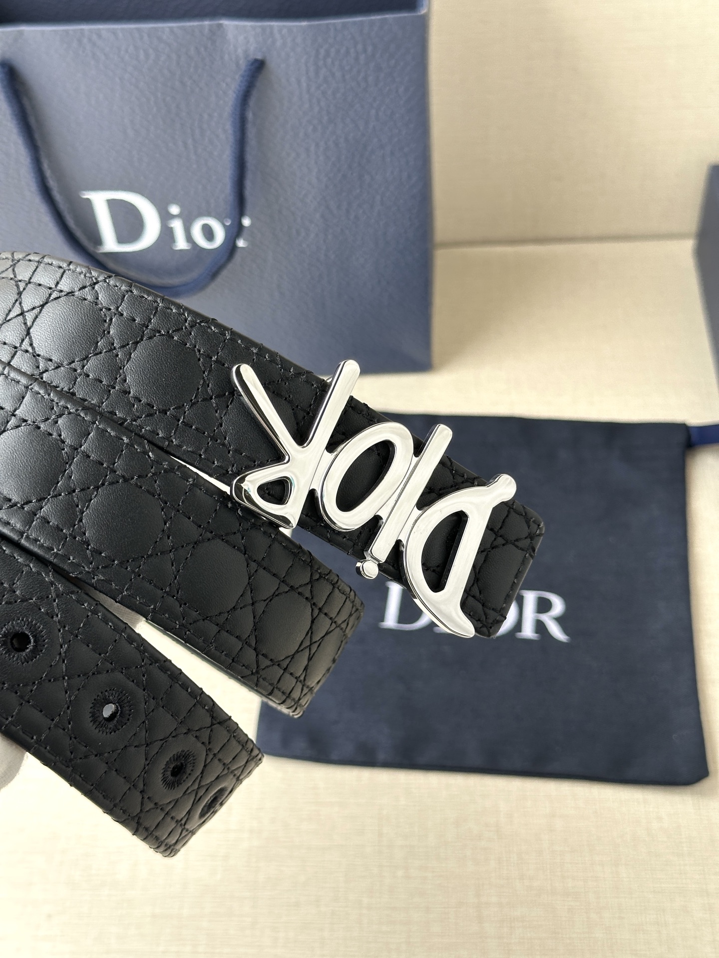 宽度3.5cm Dior 这款不锈钢金属腰带扣是春季系列新品展示
