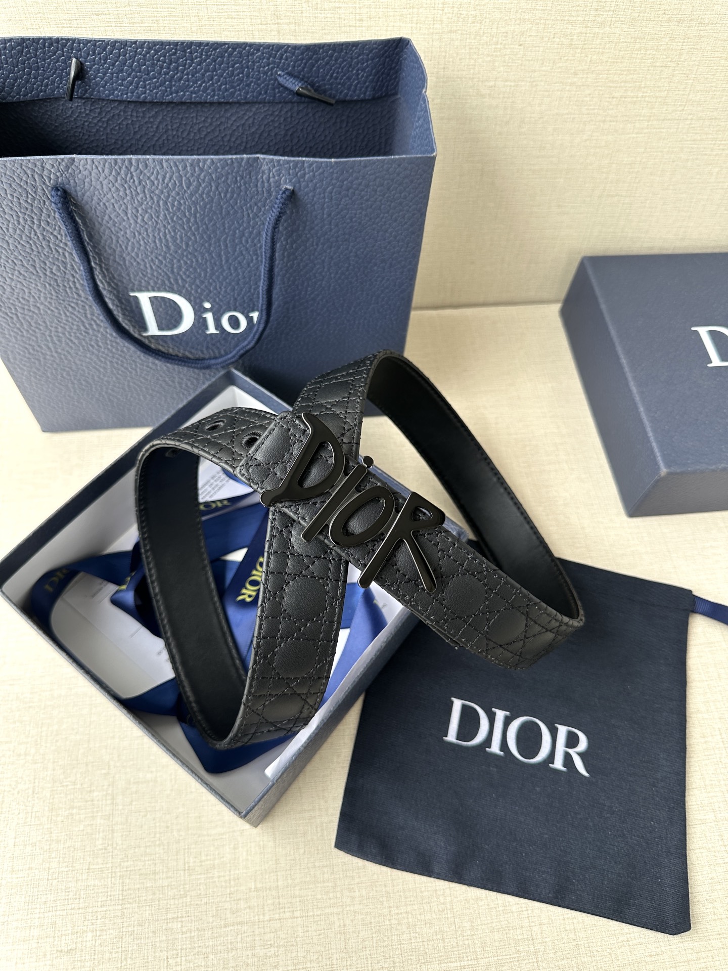 宽度3.5cm Dior 这款不锈钢金属腰带扣是春季系列新品展示
