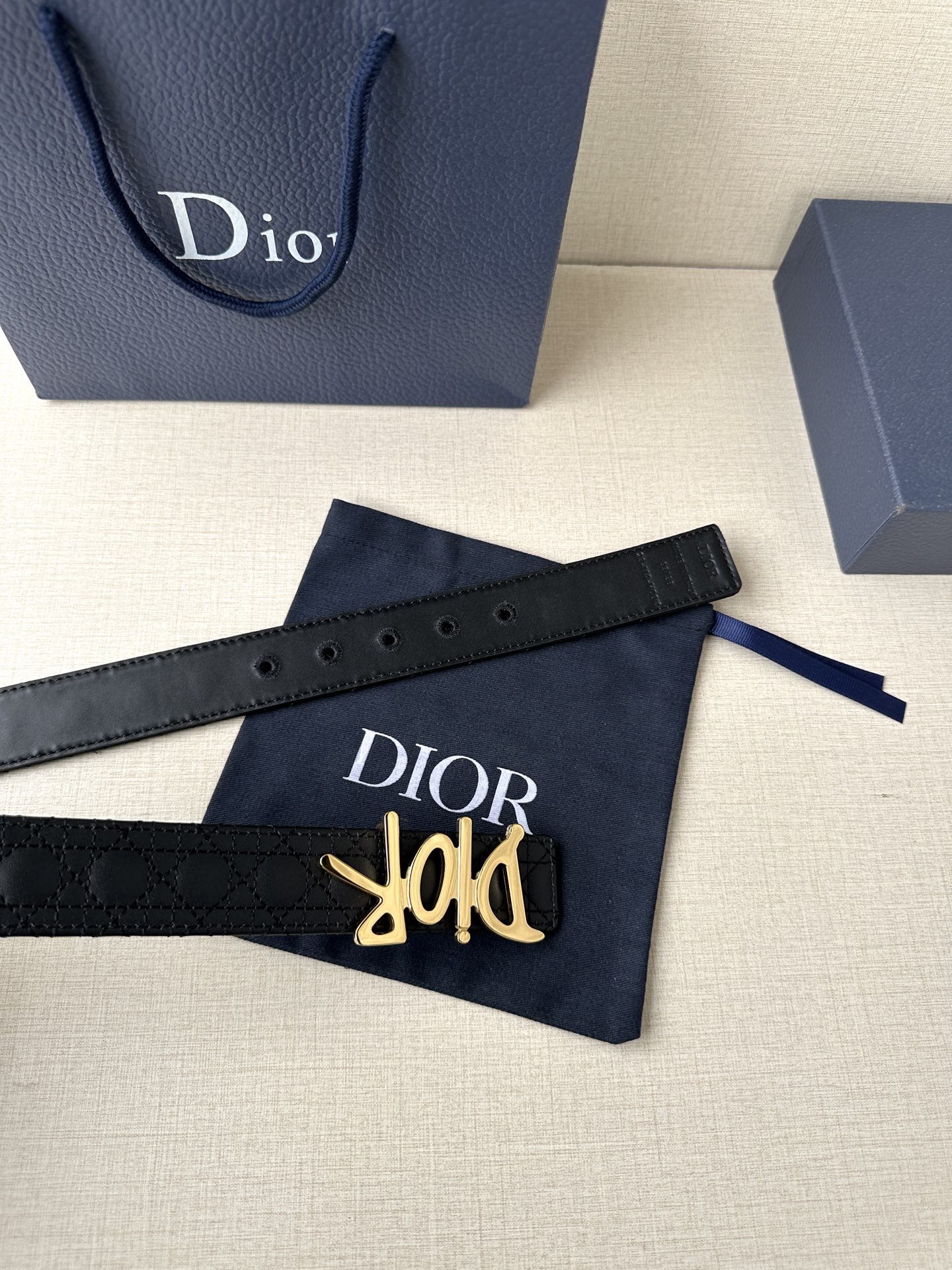 宽度3.5cm Dior 这款不锈钢金属腰带扣是春季系列新品展示