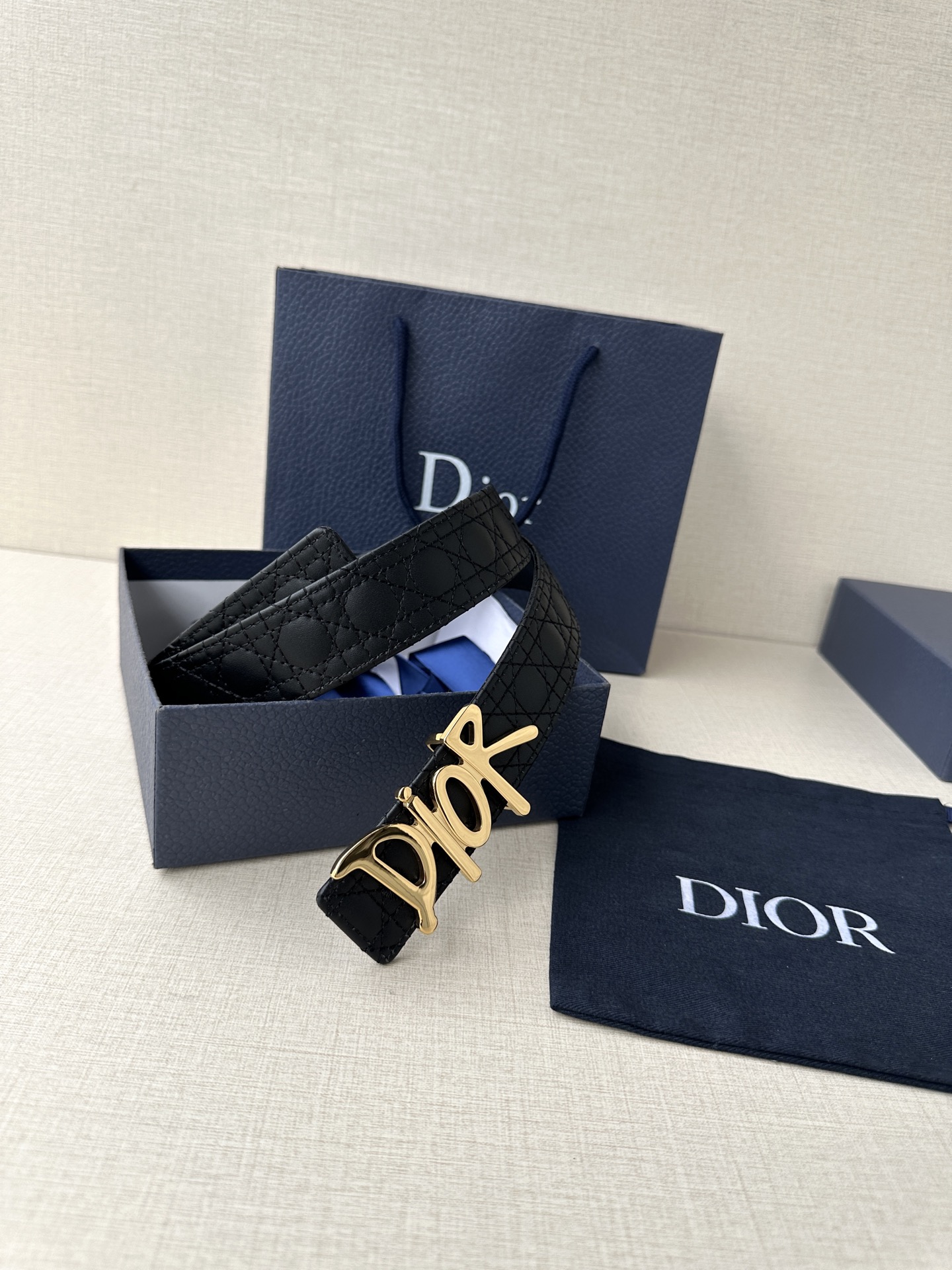 宽度3.5cm Dior 这款不锈钢金属腰带扣是春季系列新品展示