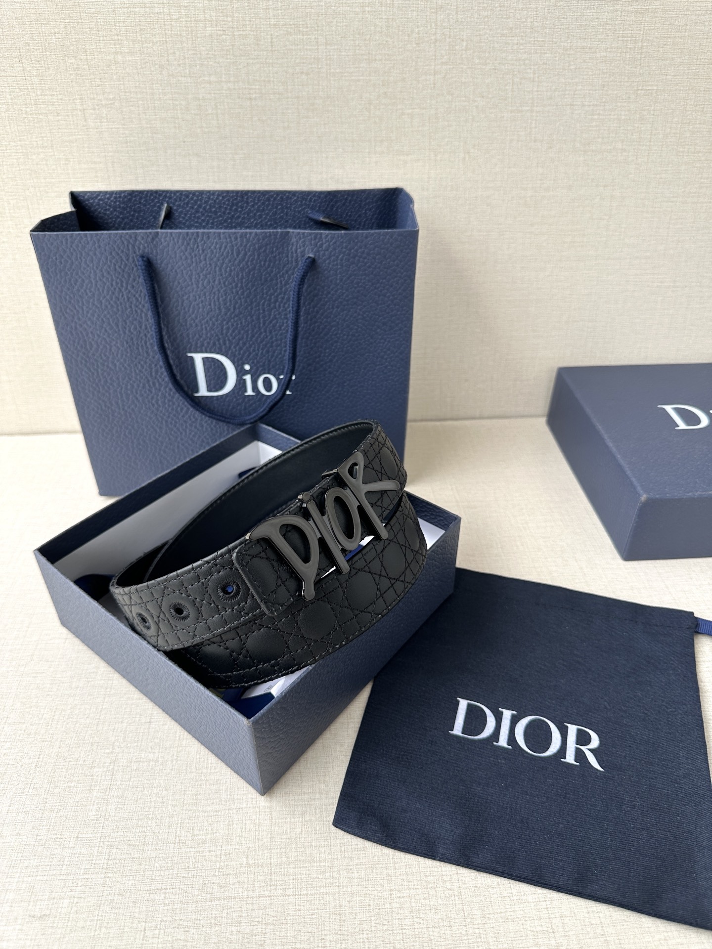 宽度3.5cm Dior 这款不锈钢金属腰带扣是春季系列新品展示