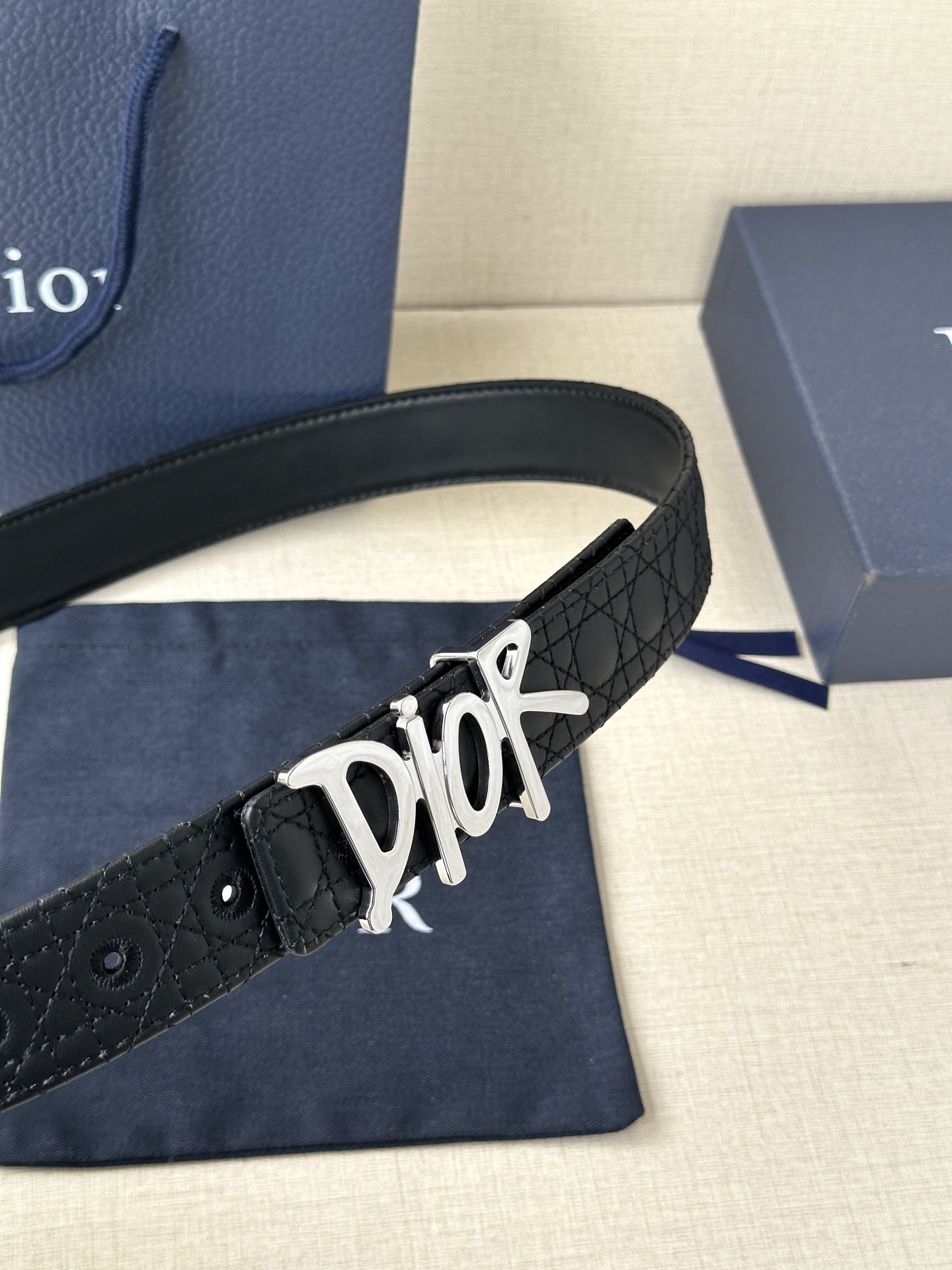 宽度3.5cm Dior 这款不锈钢金属腰带扣是春季系列新品展示