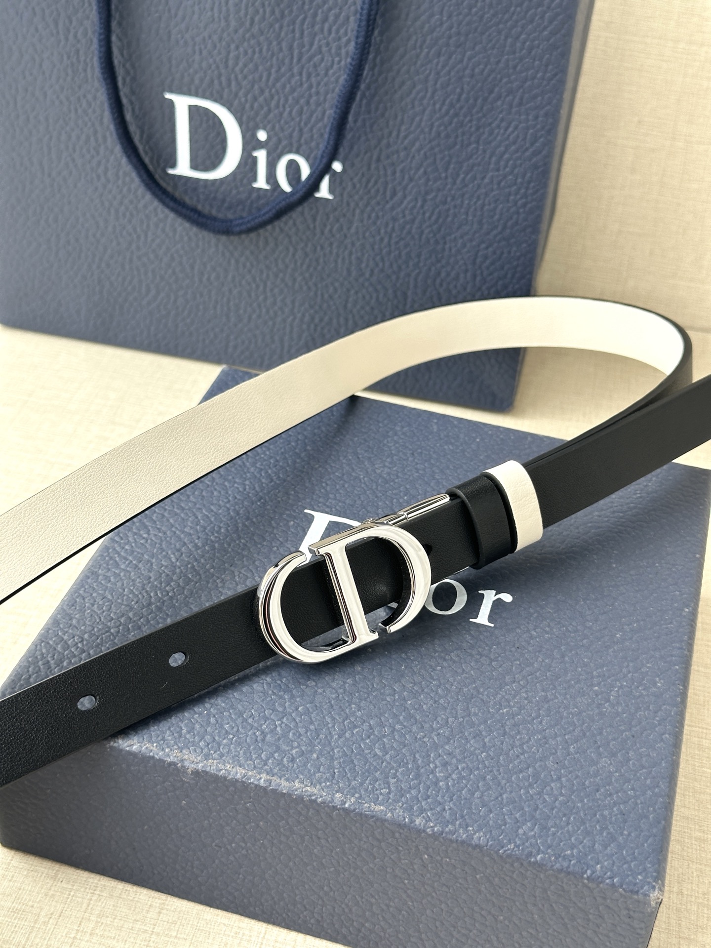 “Stylish 2.0 cm Dior Waistband Inspired by Reversible Handbag Mechanism” - 图片 2