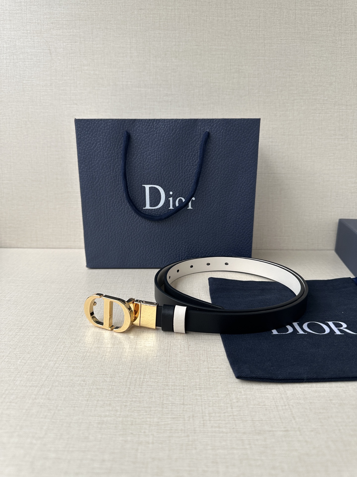 “Stylish 2.0 cm Dior Waistband Inspired by Reversible Handbag Mechanism” - 图片 5