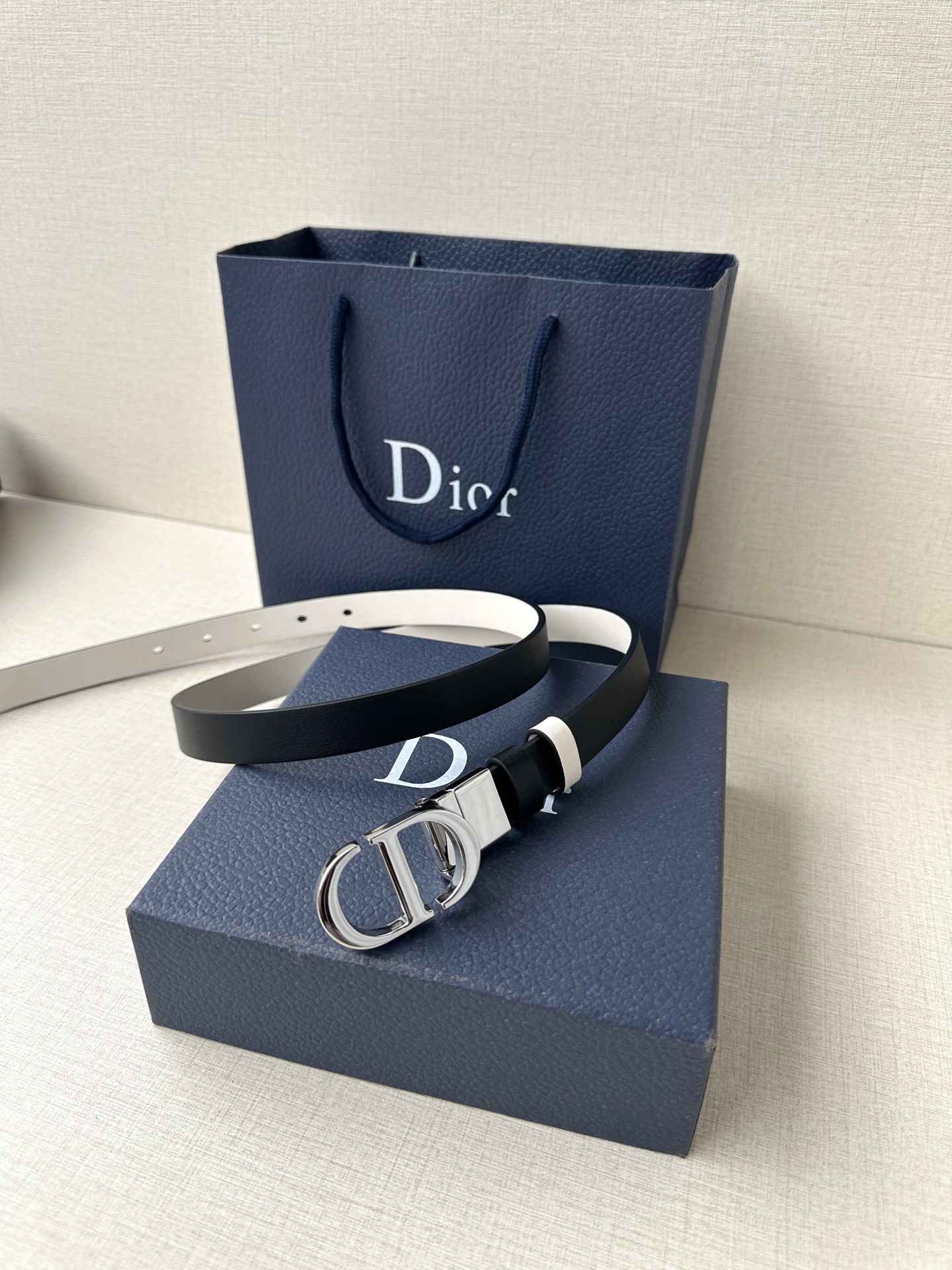 “Stylish 2.0 cm Dior Waistband Inspired by Reversible Handbag Mechanism” - 图片 4