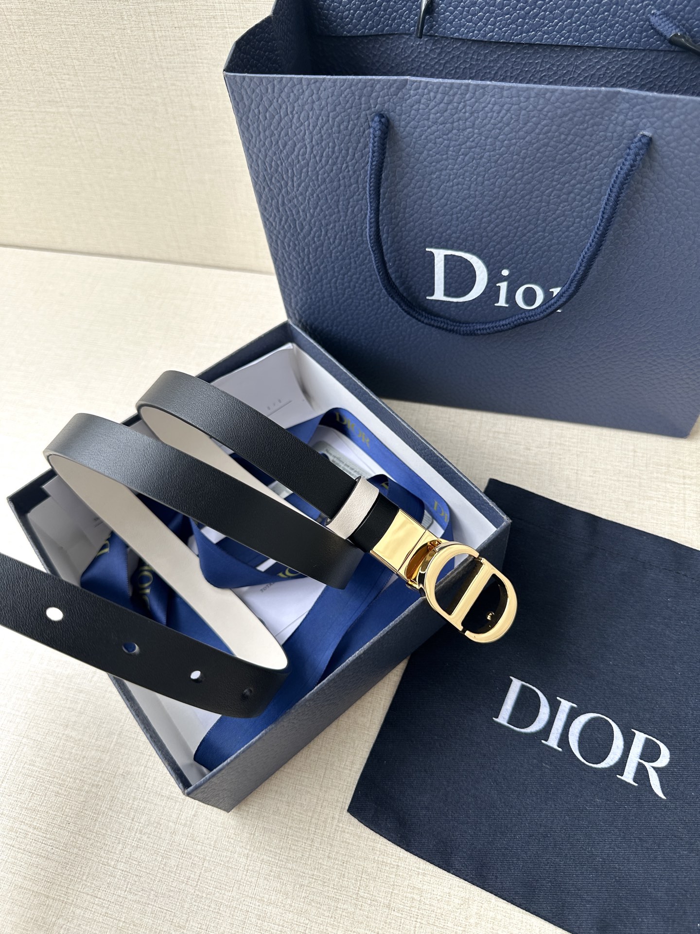 “Stylish 2.0 cm Dior Waistband Inspired by Reversible Handbag Mechanism” - 图片 9
