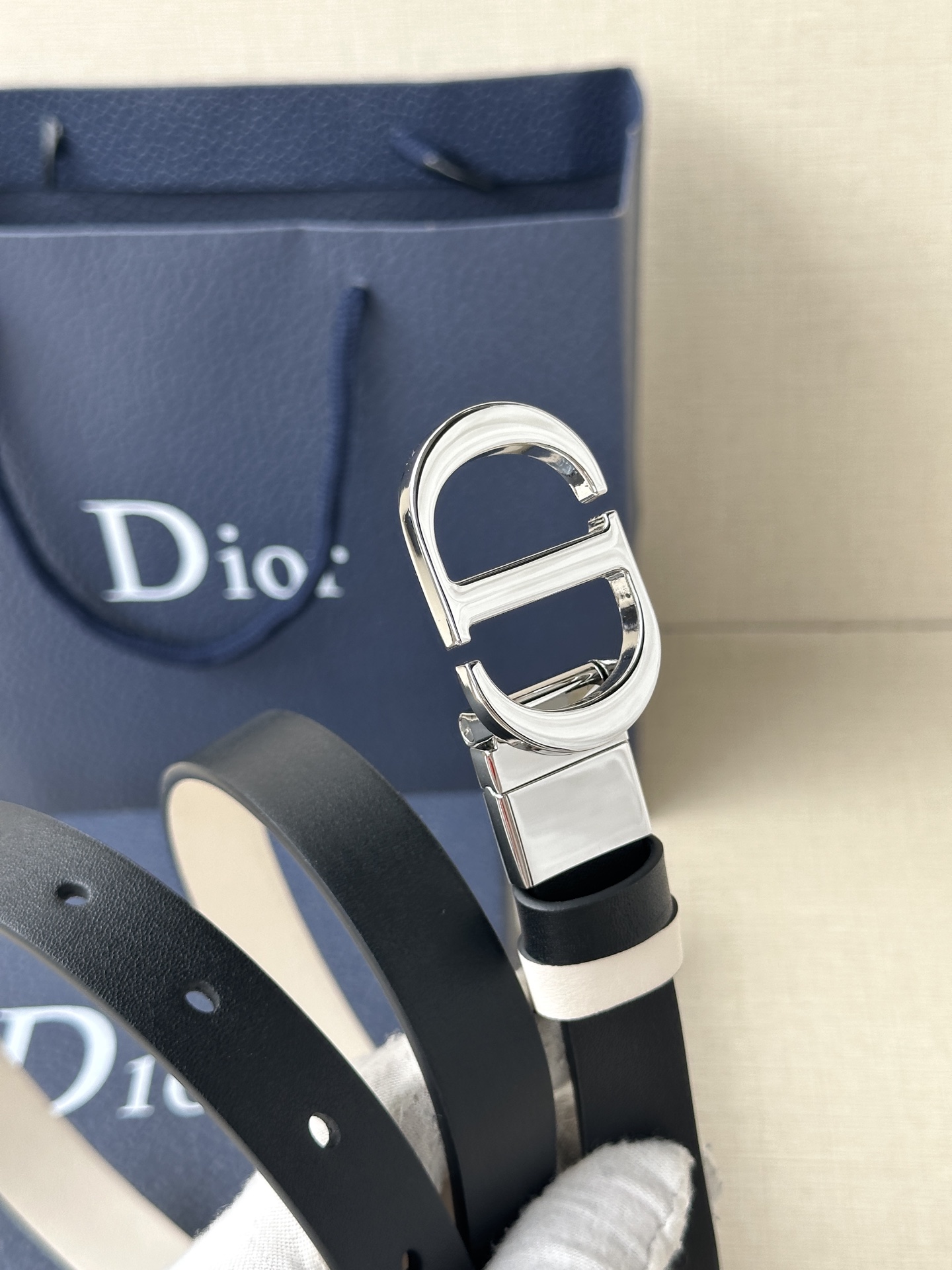 “Stylish 2.0 cm Dior Waistband Inspired by Reversible Handbag Mechanism” - 图片 3