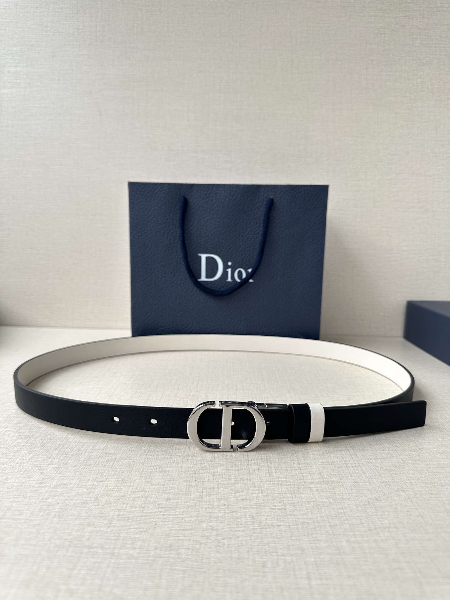 “Stylish 2.0 cm Dior Waistband Inspired by Reversible Handbag Mechanism” - 图片 1