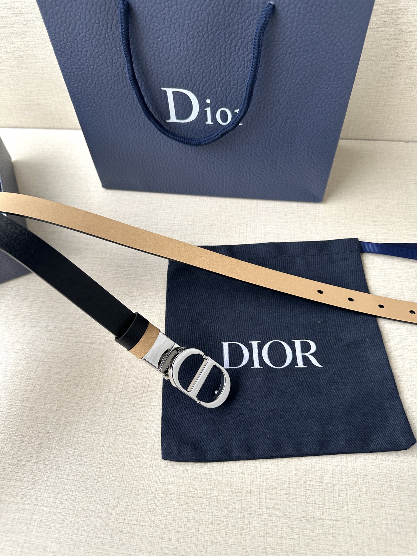  宽度2.0cm  DIOR 这款 Montaigne 腰带从同名手袋汲取灵感，可翻面使用，以双面设计重