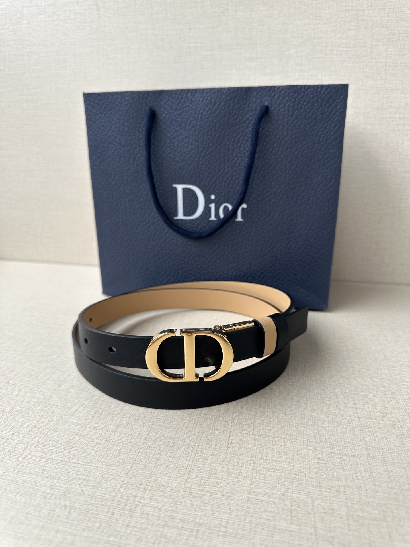  宽度2.0cm  DIOR 这款 Montaigne 腰带从同名手袋汲取灵感，可翻面使用，以双面设计重