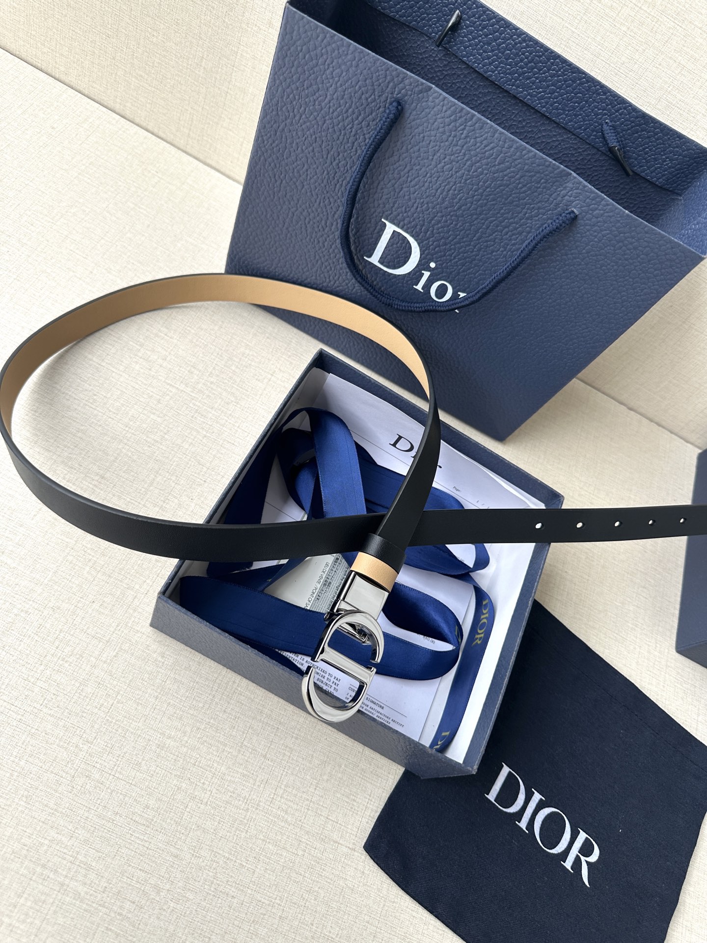  宽度2.0cm  DIOR 这款 Montaigne 腰带从同名手袋汲取灵感，可翻面使用，以双面设计重