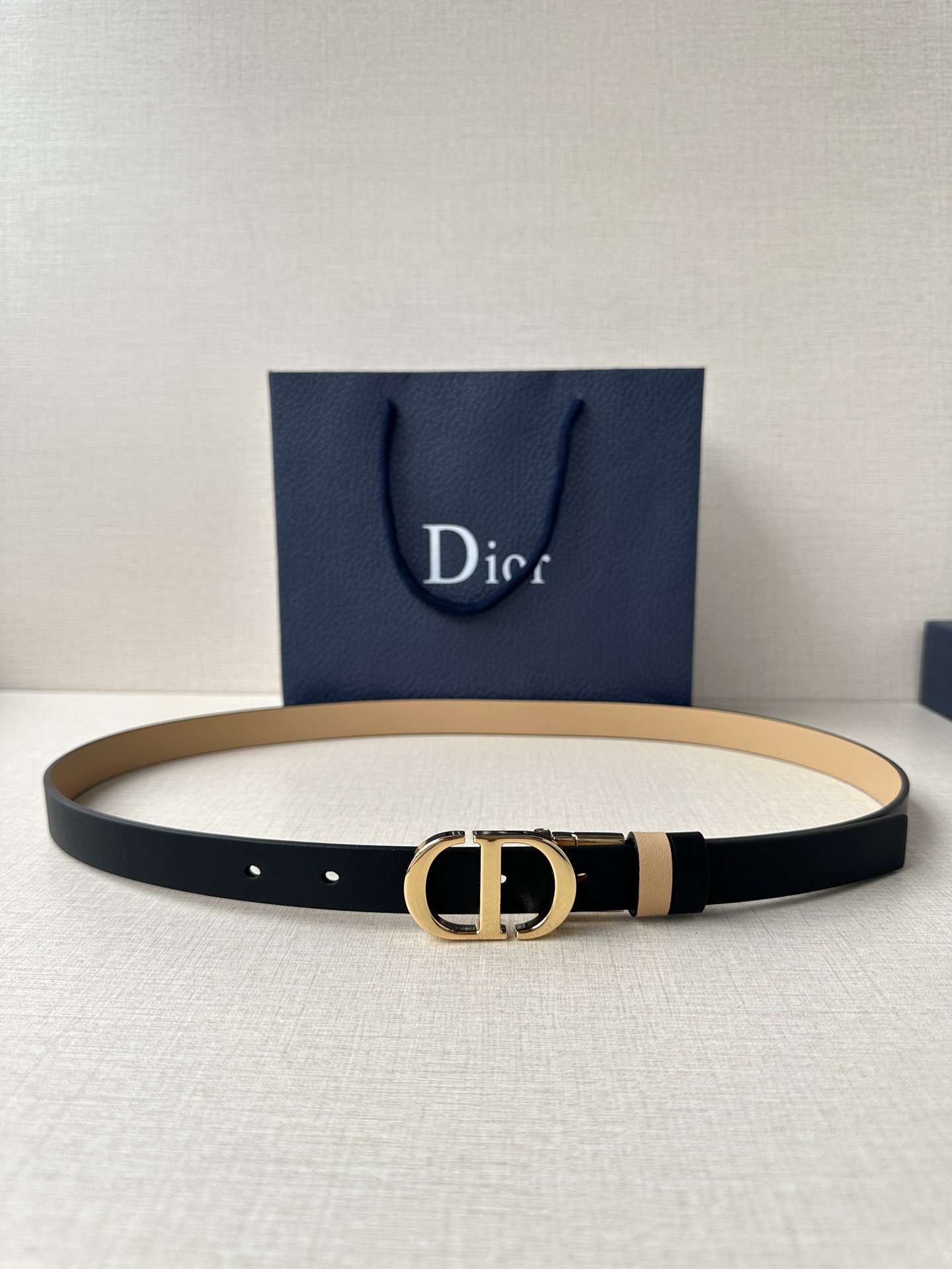  宽度2.0cm  DIOR 这款 Montaigne 腰带从同名手袋汲取灵感，可翻面使用，以双面设计重