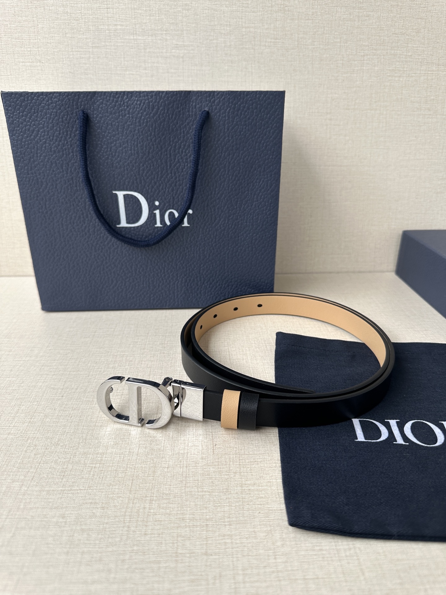  宽度2.0cm  DIOR 这款 Montaigne 腰带从同名手袋汲取灵感，可翻面使用，以双面设计重