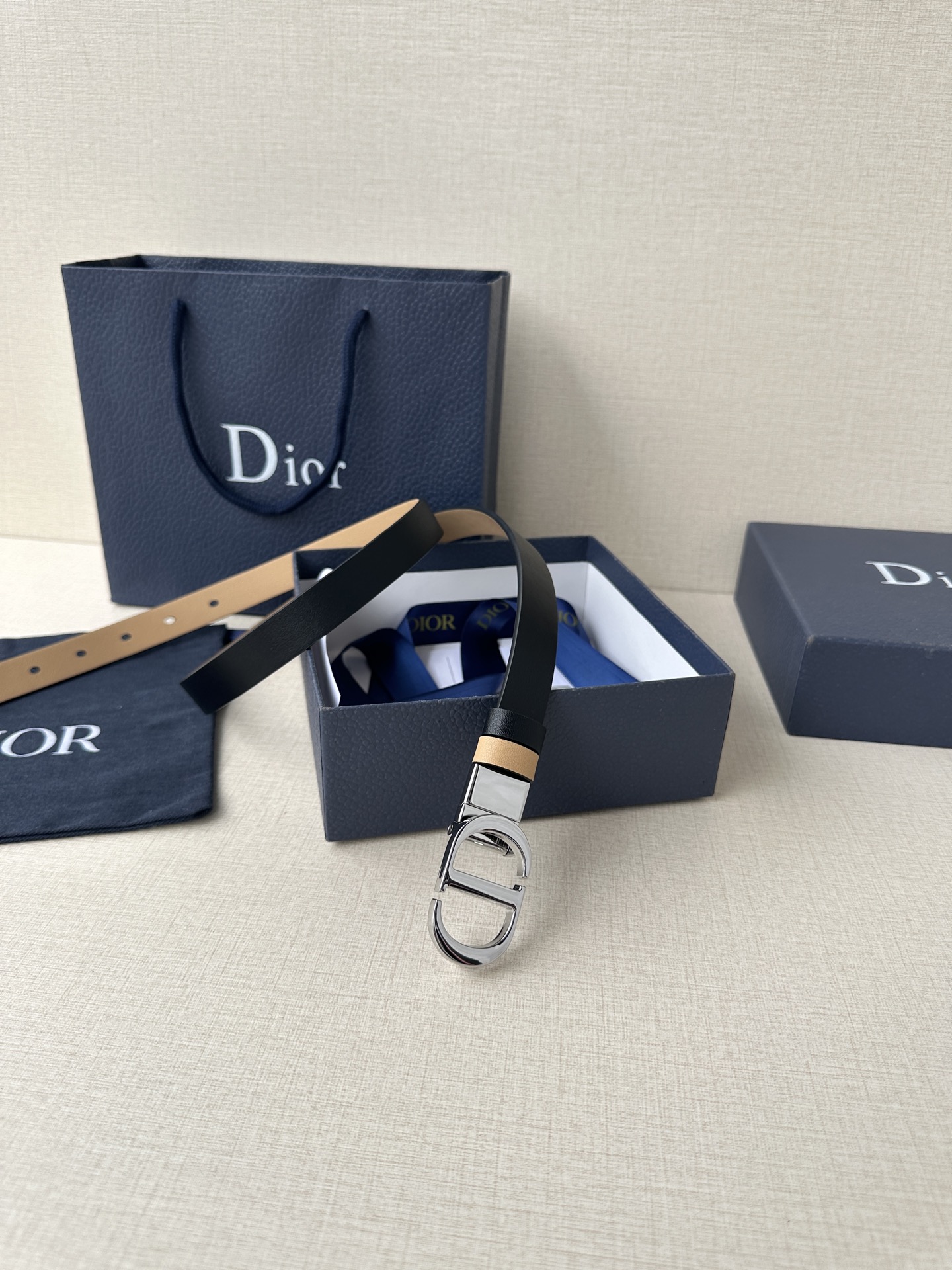  宽度2.0cm  DIOR 这款 Montaigne 腰带从同名手袋汲取灵感，可翻面使用，以双面设计重