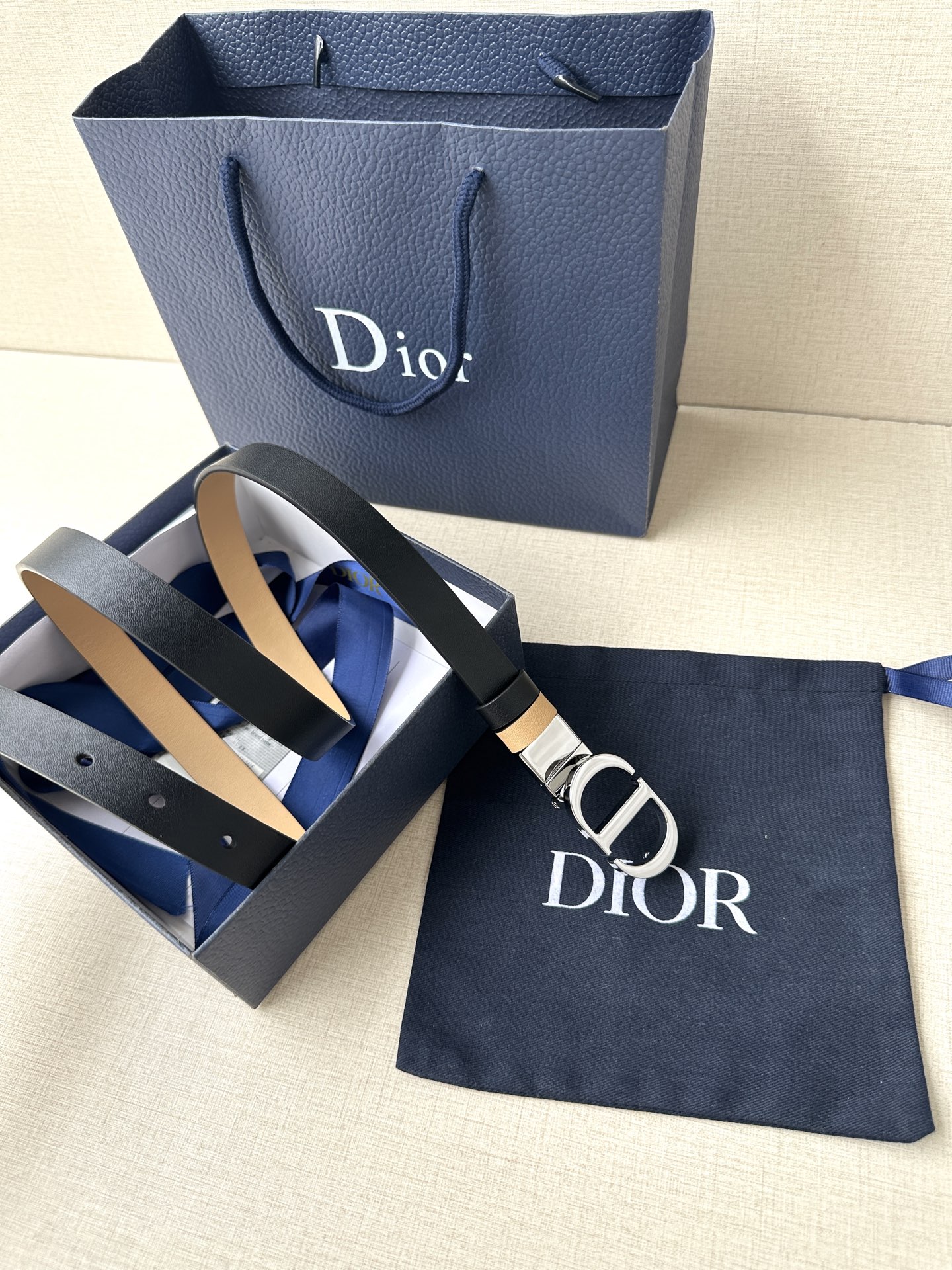  宽度2.0cm  DIOR 这款 Montaigne 腰带从同名手袋汲取灵感，可翻面使用，以双面设计重