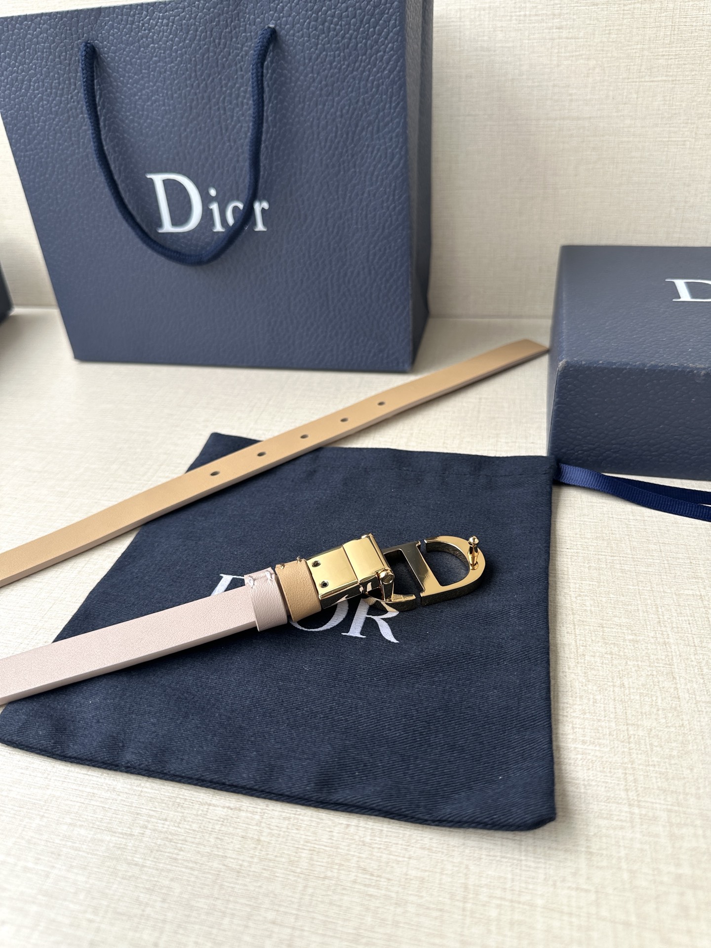 Fashion Inspiration: Dior Waistband with Reversible Design and Rotational Mechanism - 图片 9