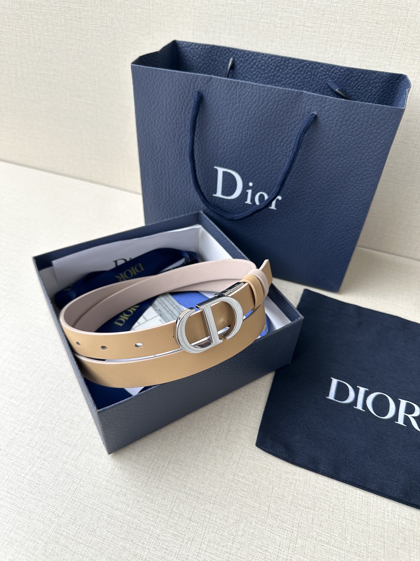 Fashion Inspiration: Dior Waistband with Reversible Design and Rotational Mechanism - 图片 2
