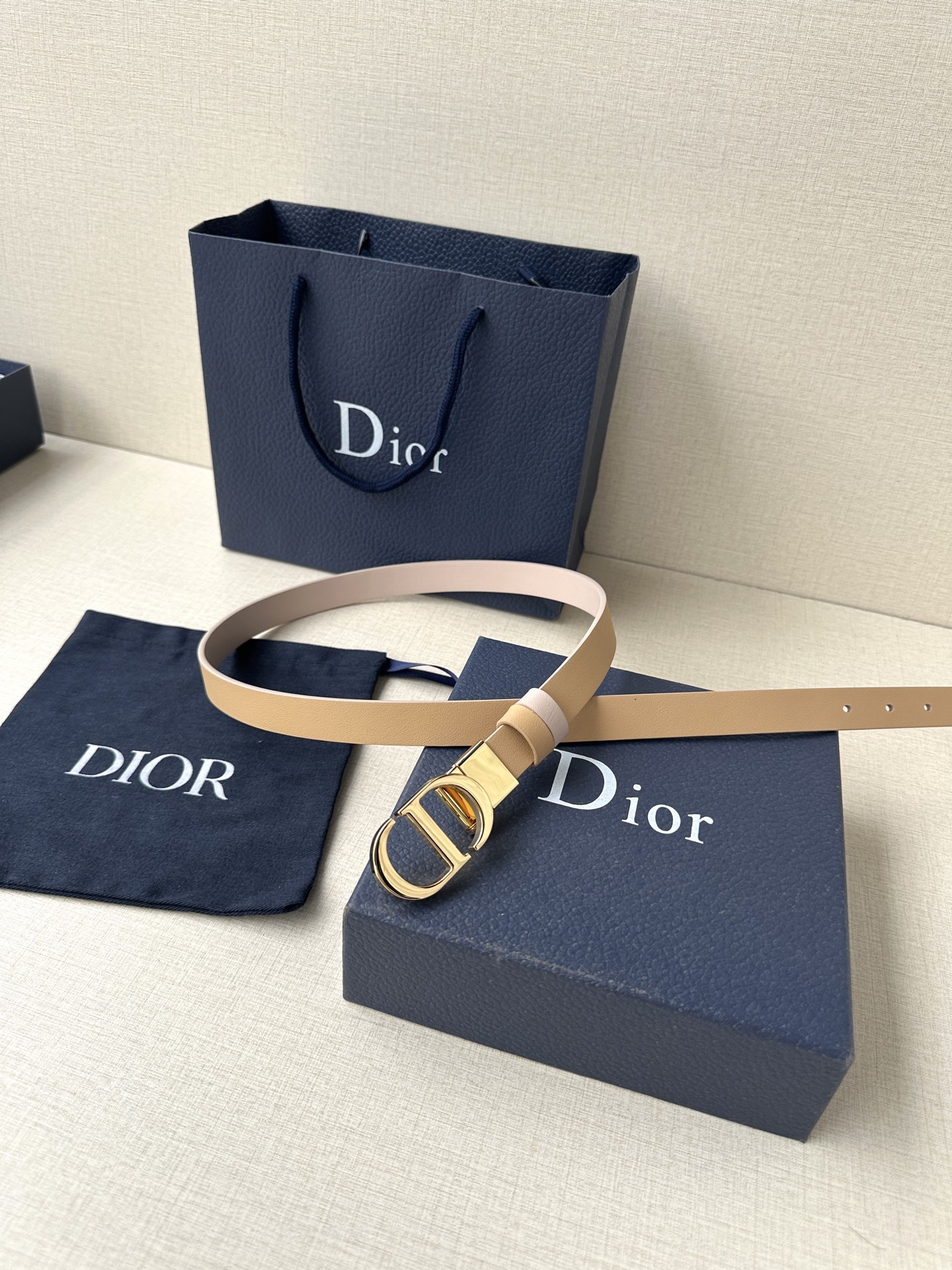 Fashion Inspiration: Dior Waistband with Reversible Design and Rotational Mechanism - 图片 6