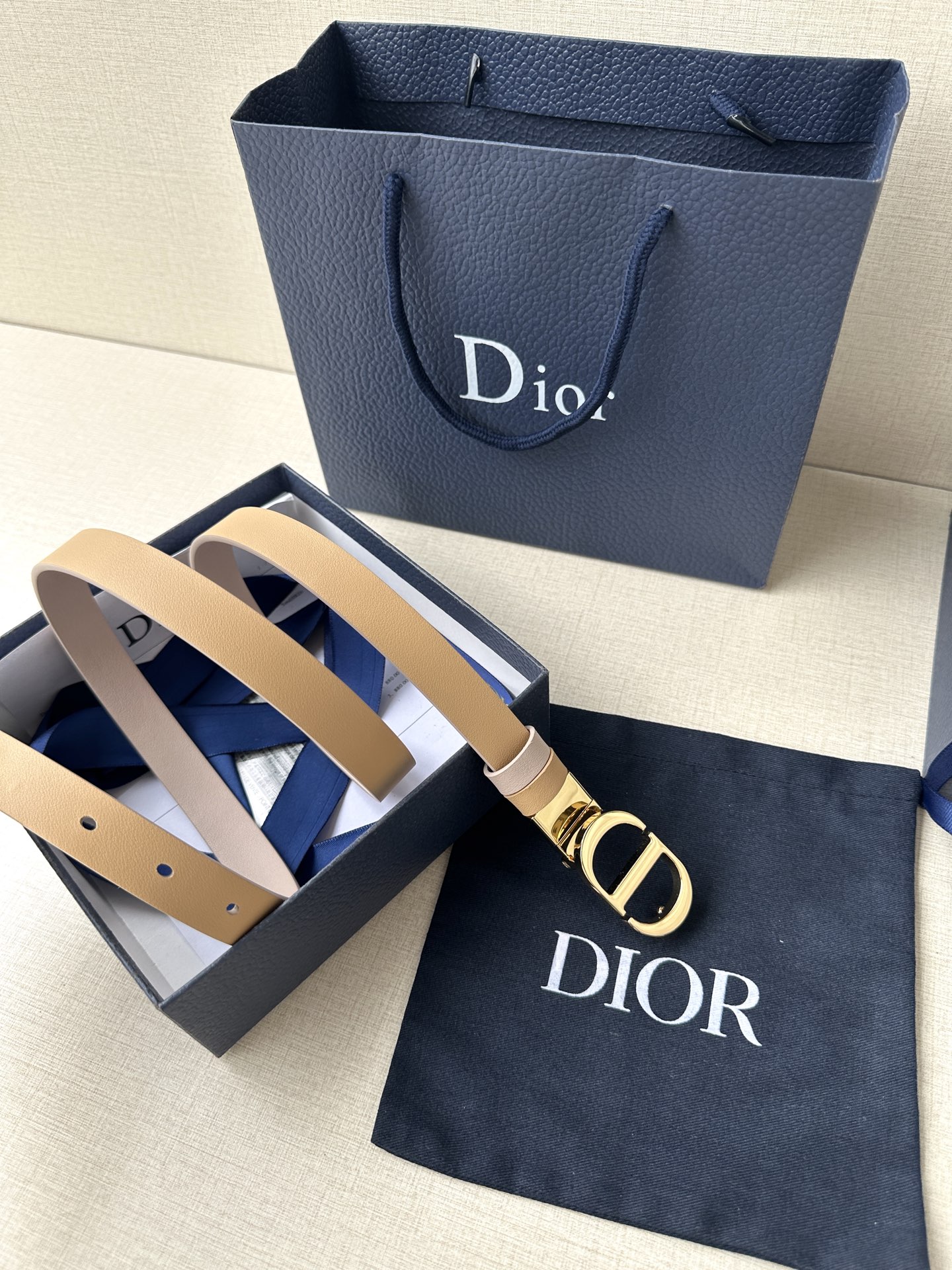 Fashion Inspiration: Dior Waistband with Reversible Design and Rotational Mechanism - 图片 7