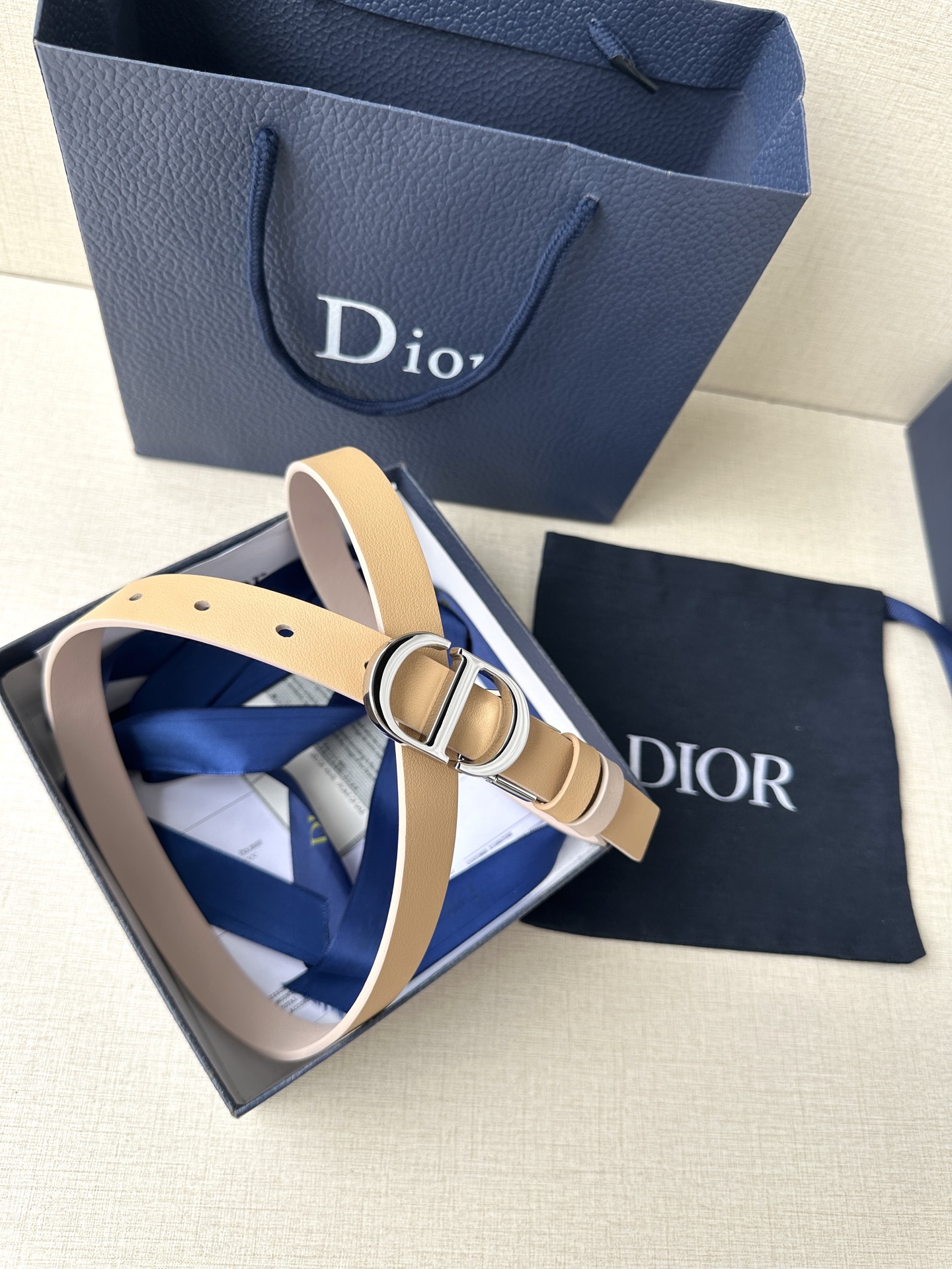 Fashion Inspiration: Dior Waistband with Reversible Design and Rotational Mechanism - 图片 4