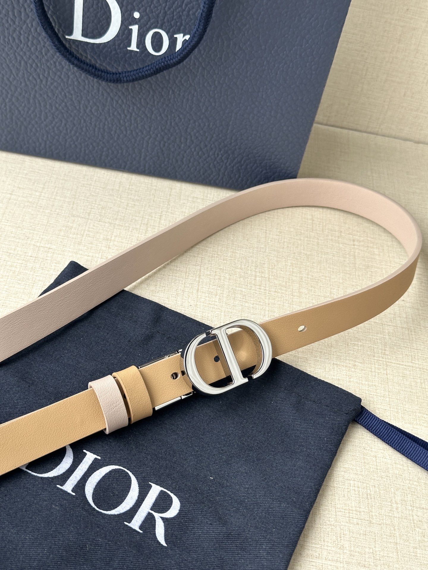 Fashion Inspiration: Dior Waistband with Reversible Design and Rotational Mechanism - 图片 3