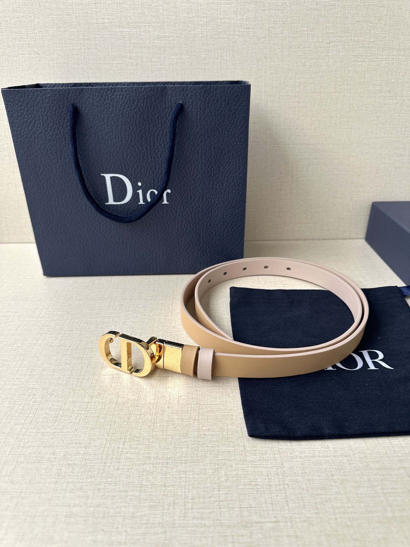 Fashion Inspiration: Dior Waistband with Reversible Design and Rotational Mechanism - 图片 5