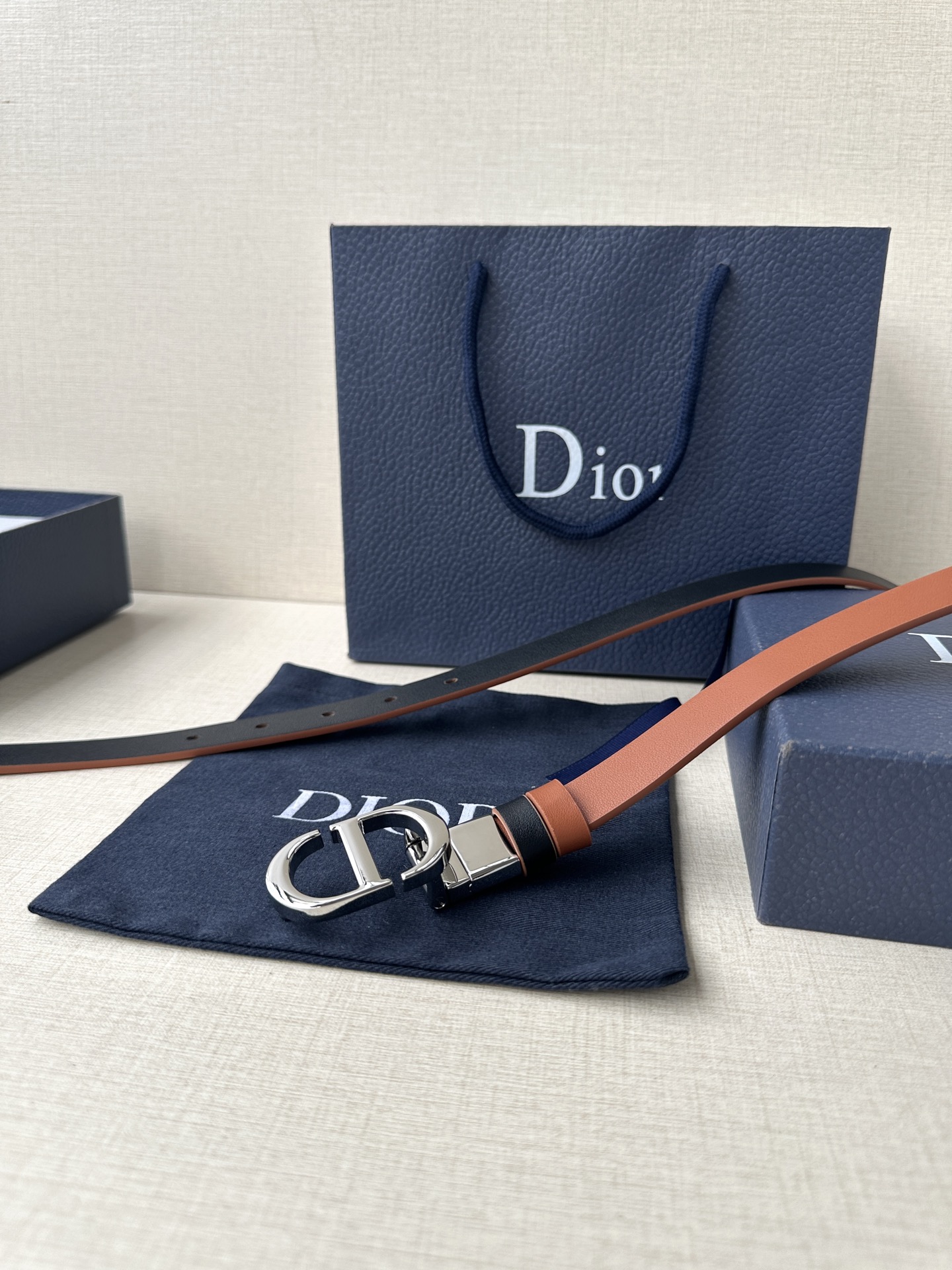 “Dior Waistband Inspired by Reversible Handbag with Rotational Mechanism” - 图片 8