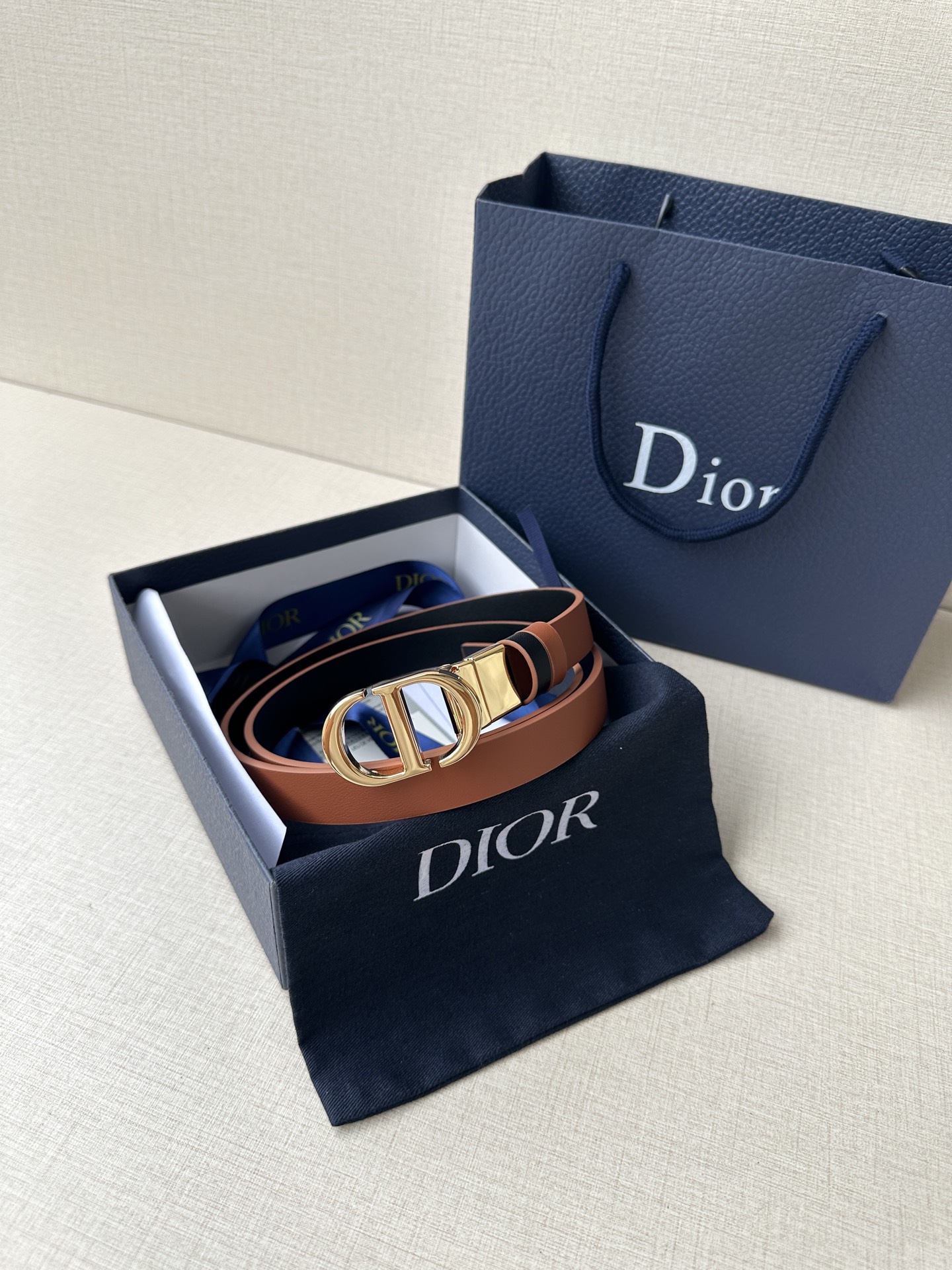 “Dior Waistband Inspired by Reversible Handbag with Rotational Mechanism” - 图片 4