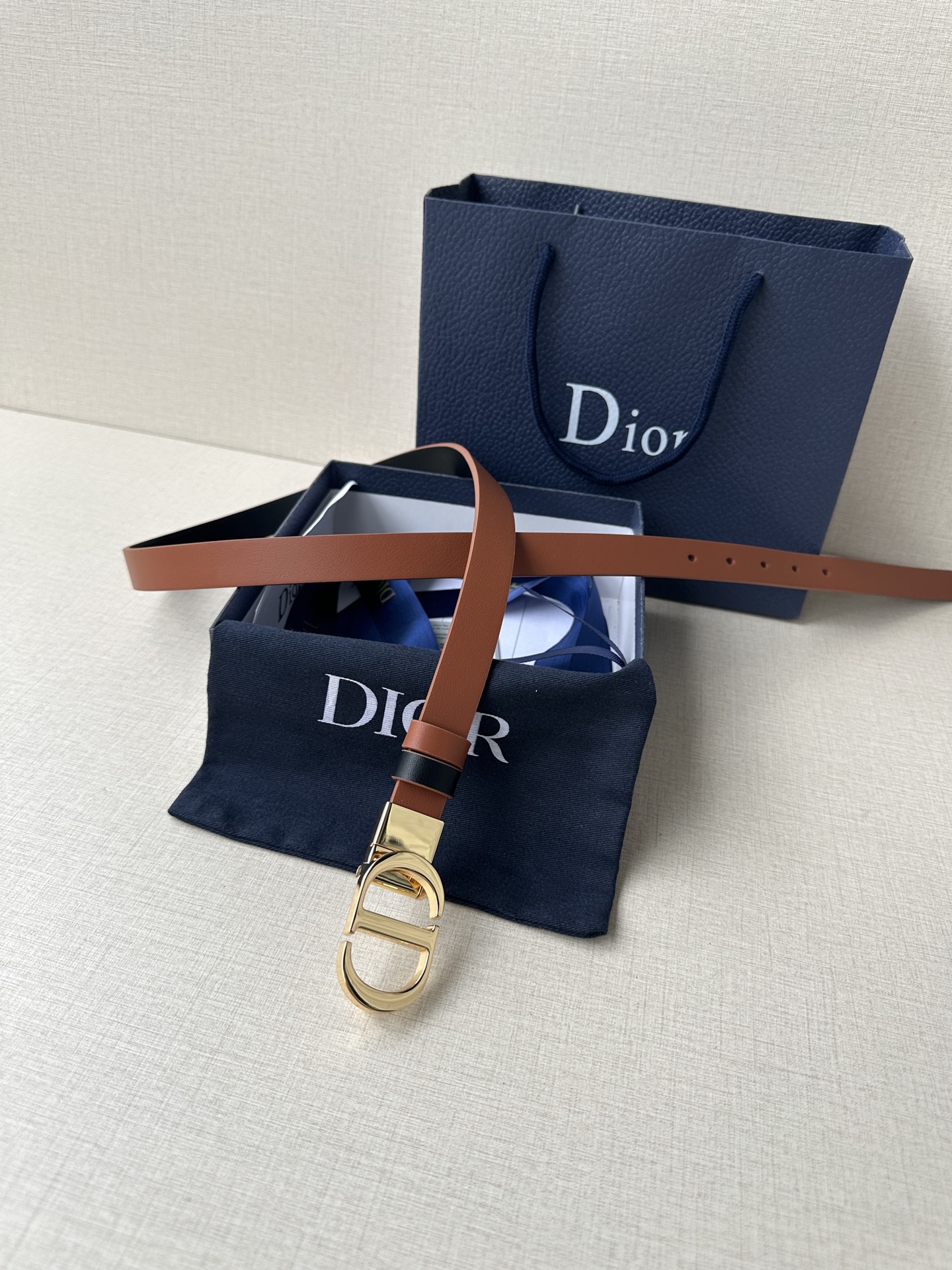 “Dior Waistband Inspired by Reversible Handbag with Rotational Mechanism” - 图片 3