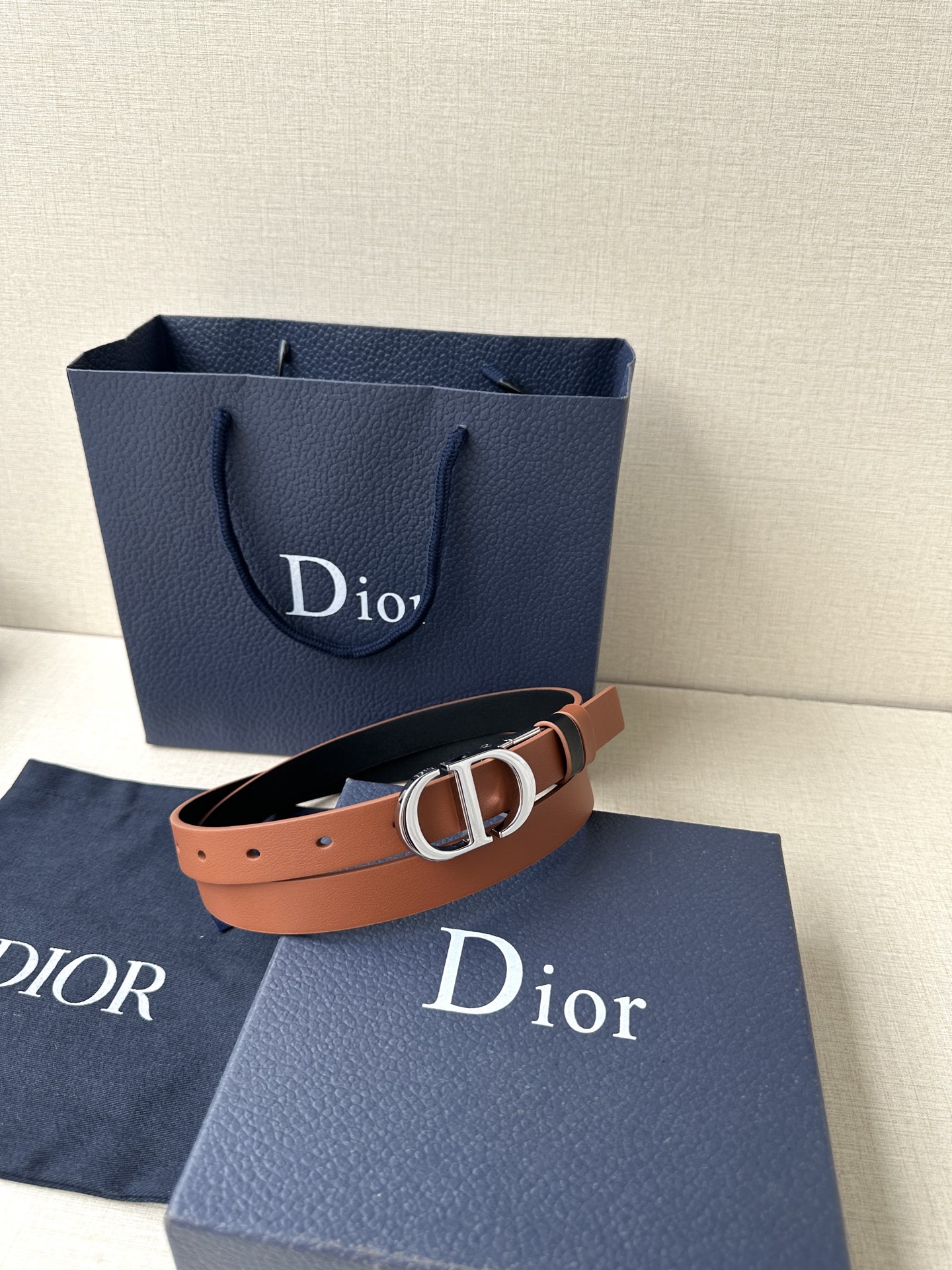 “Dior Waistband Inspired by Reversible Handbag with Rotational Mechanism” - 图片 9