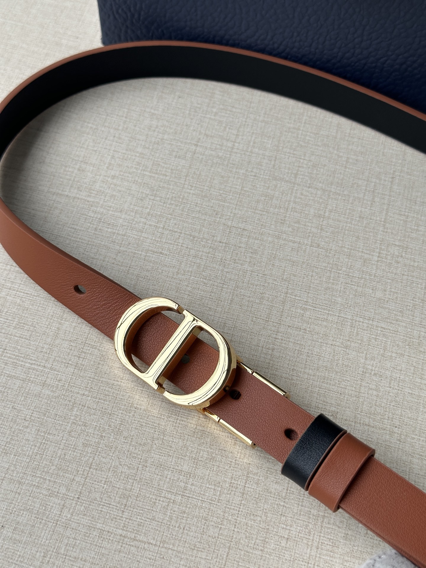 “Dior Waistband Inspired by Reversible Handbag with Rotational Mechanism” - 图片 2