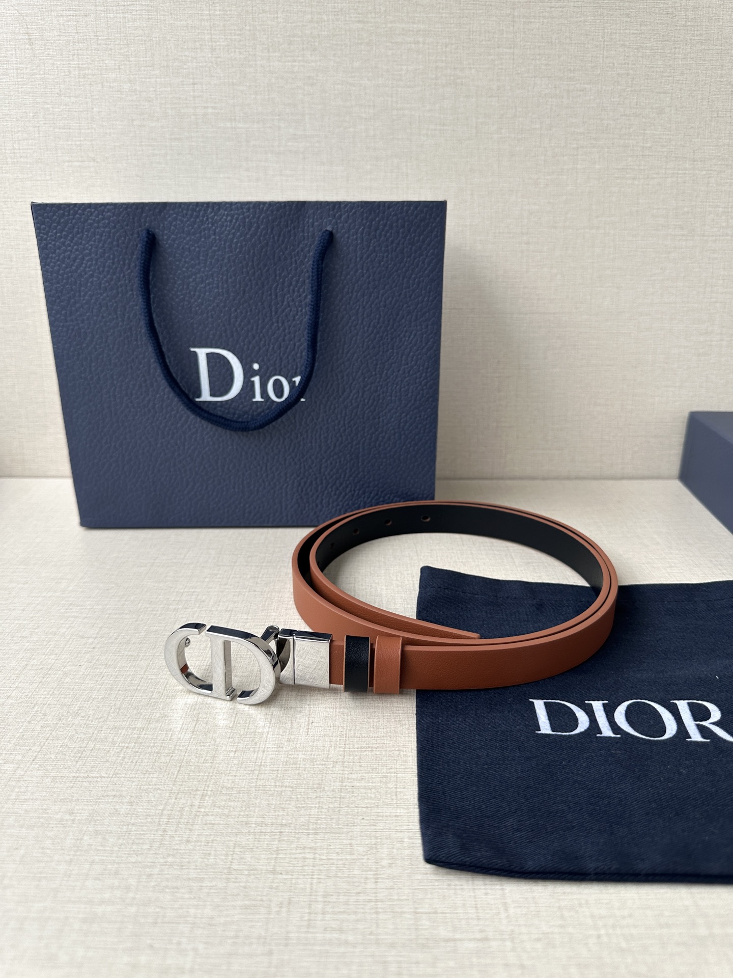 “Dior Waistband Inspired by Reversible Handbag with Rotational Mechanism” - 图片 5