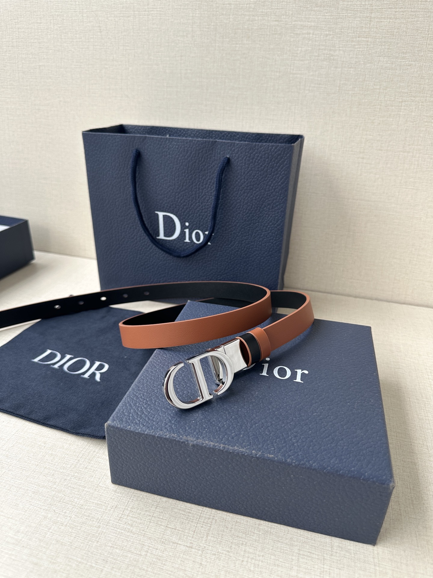 “Dior Waistband Inspired by Reversible Handbag with Rotational Mechanism” - 图片 7