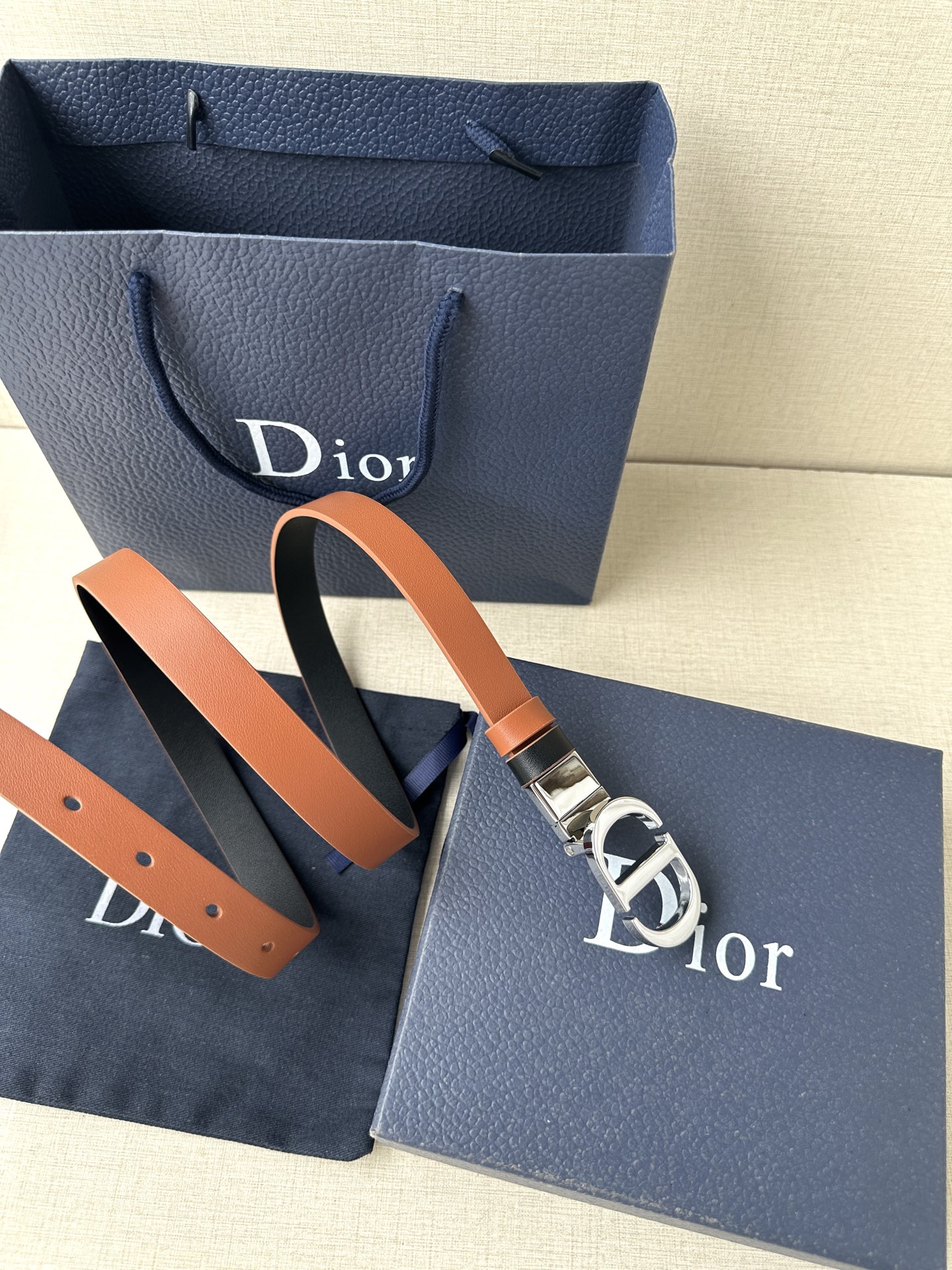 “Dior Waistband Inspired by Reversible Handbag with Rotational Mechanism” - 图片 6