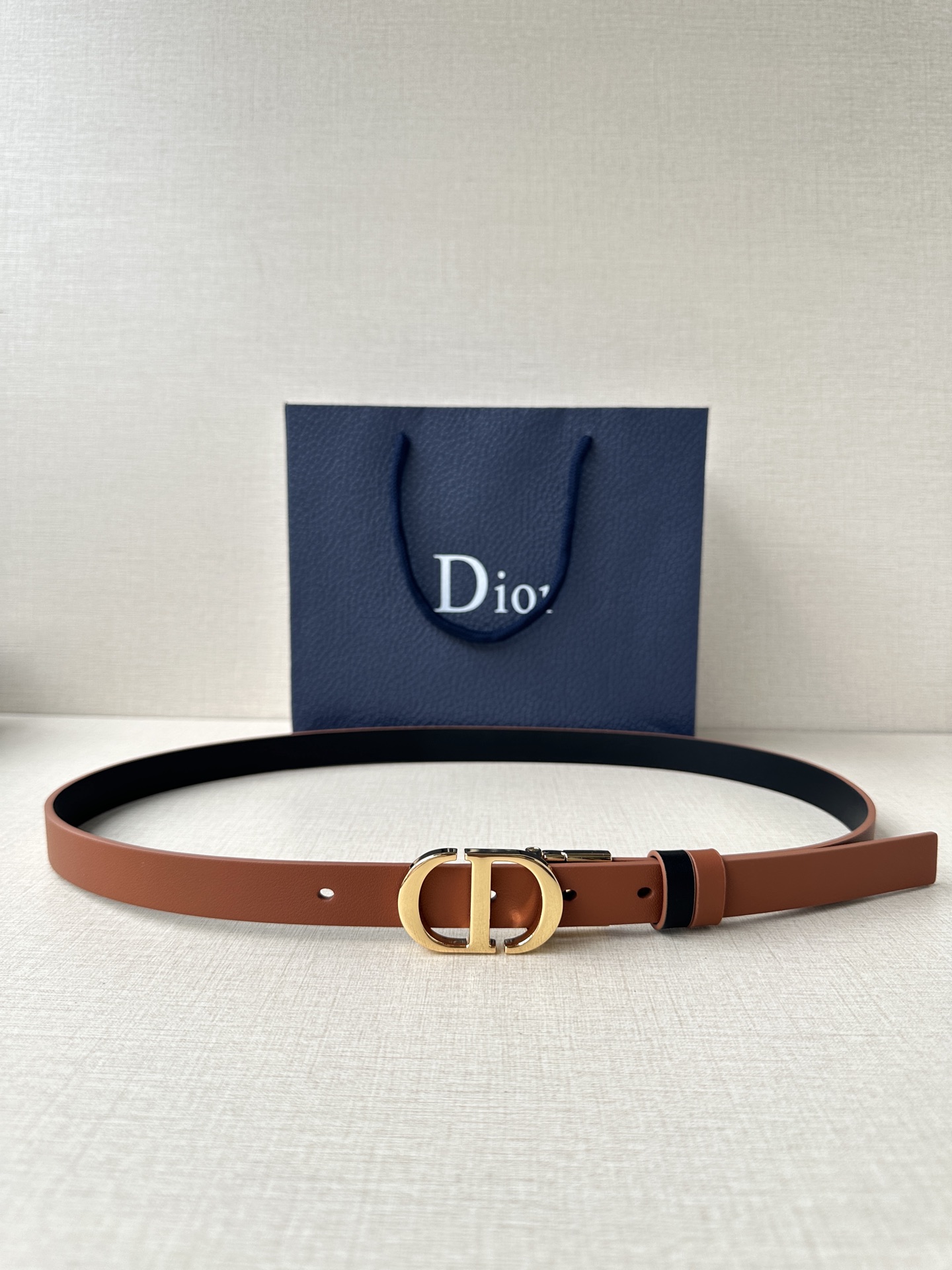 “Dior Waistband Inspired by Reversible Handbag with Rotational Mechanism” - 图片 1