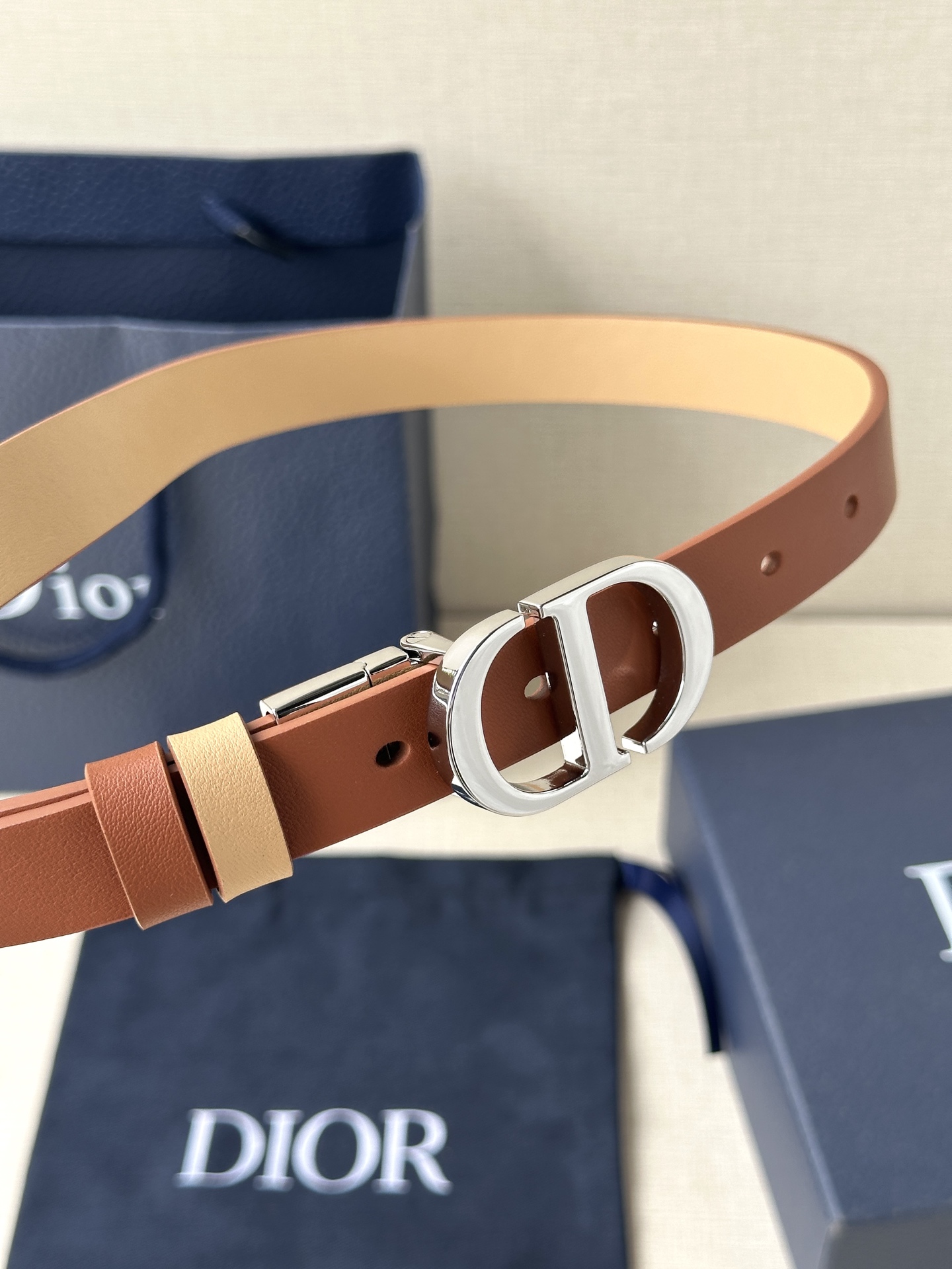  宽度2.0cm  DIOR 这款 Montaigne 腰带从同名手袋汲取灵感，可翻面使用，以双面设计重