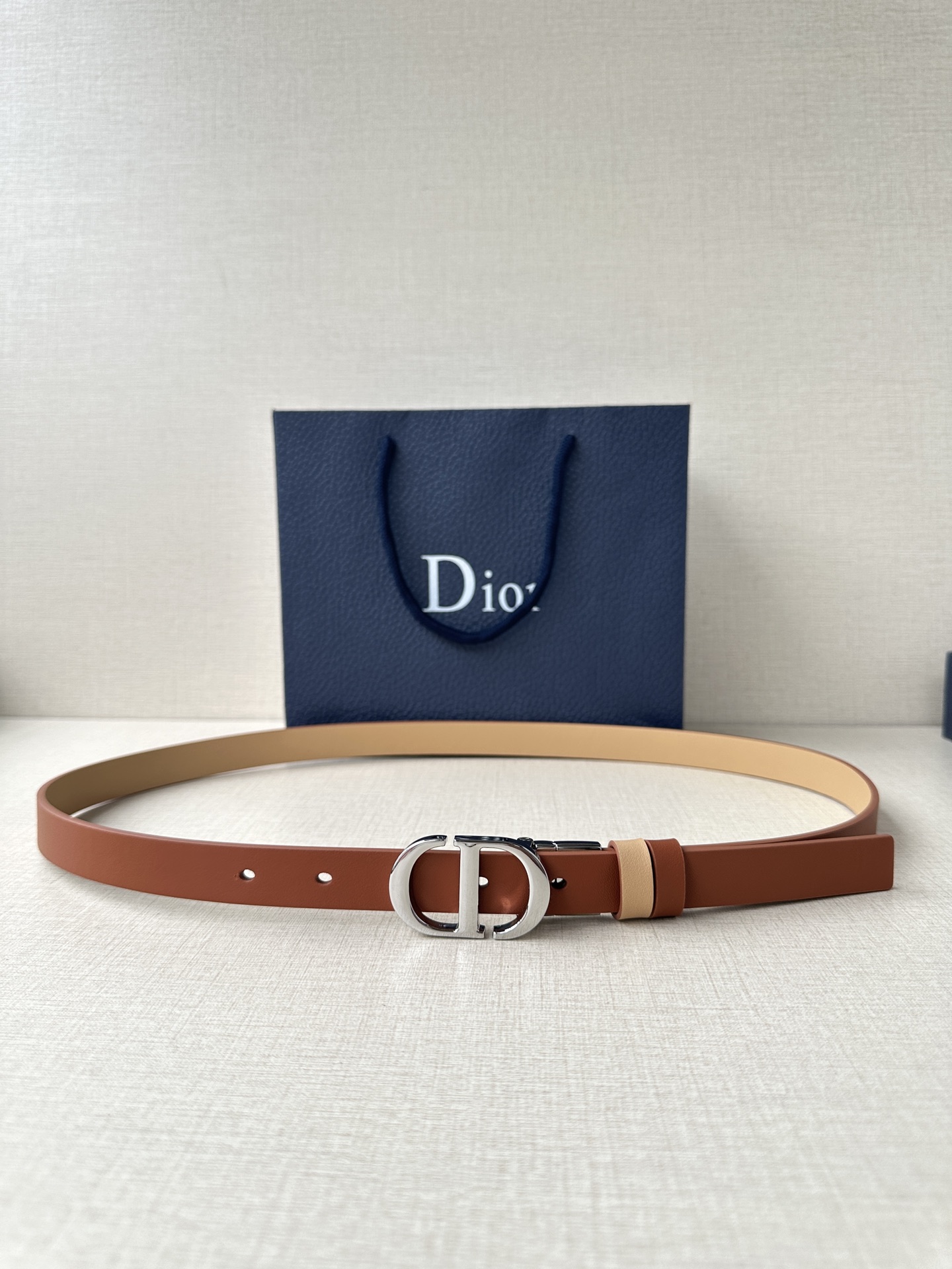  宽度2.0cm  DIOR 这款 Montaigne 腰带从同名手袋汲取灵感，可翻面使用，以双面设计重