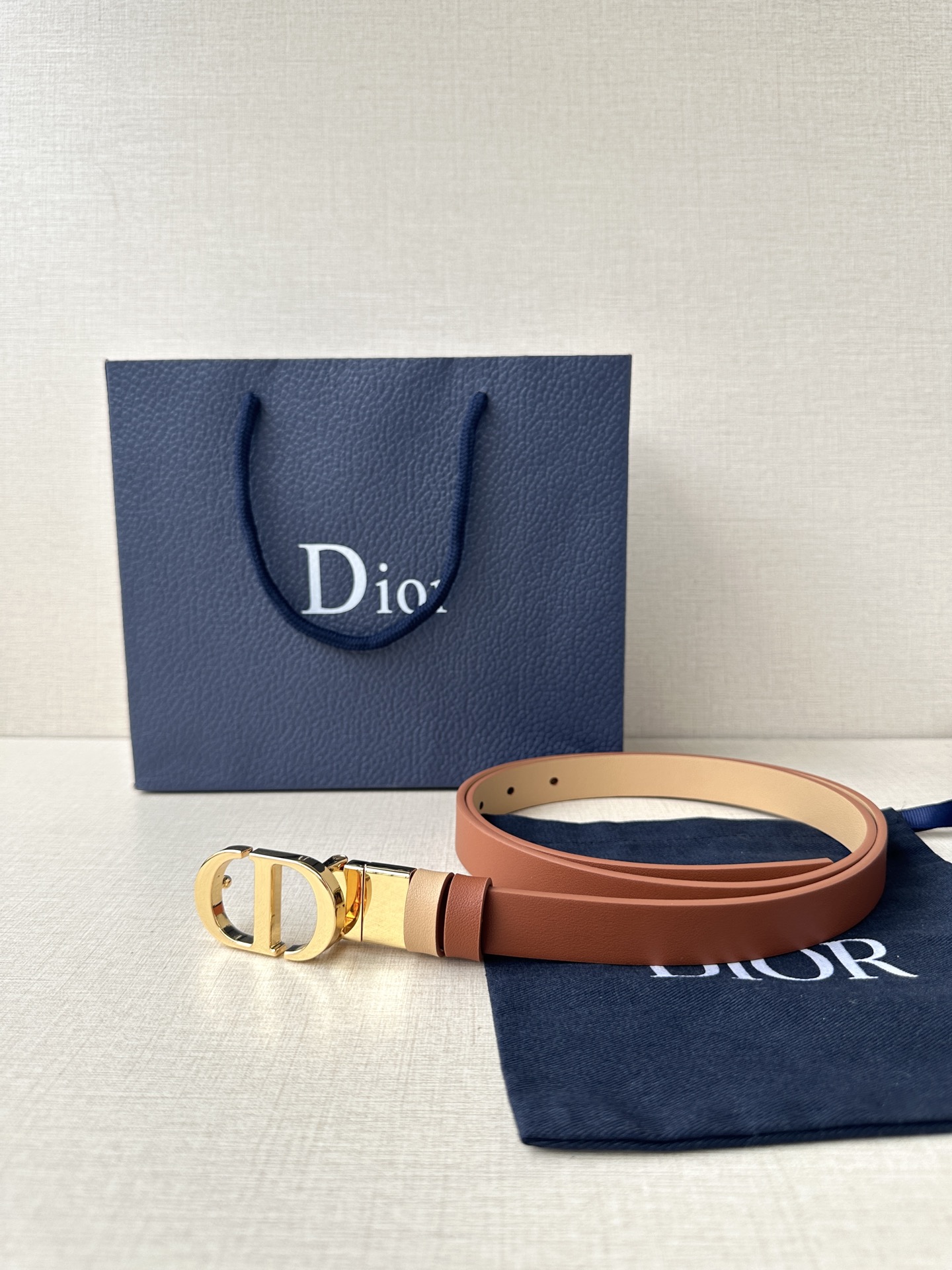  宽度2.0cm  DIOR 这款 Montaigne 腰带从同名手袋汲取灵感，可翻面使用，以双面设计重