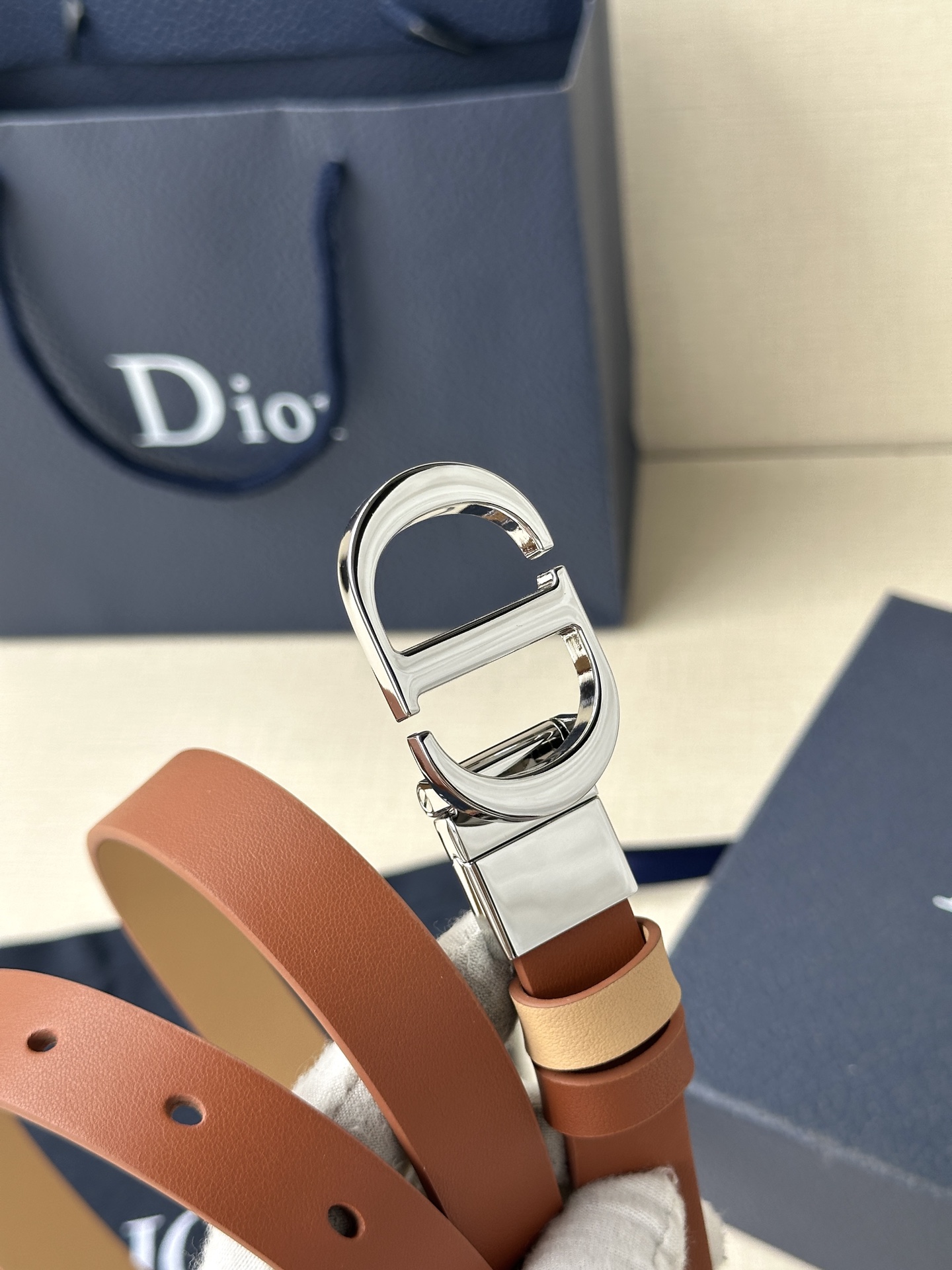  宽度2.0cm  DIOR 这款 Montaigne 腰带从同名手袋汲取灵感，可翻面使用，以双面设计重