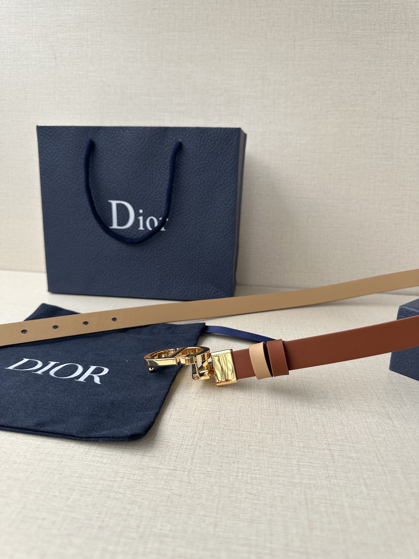  宽度2.0cm  DIOR 这款 Montaigne 腰带从同名手袋汲取灵感，可翻面使用，以双面设计重